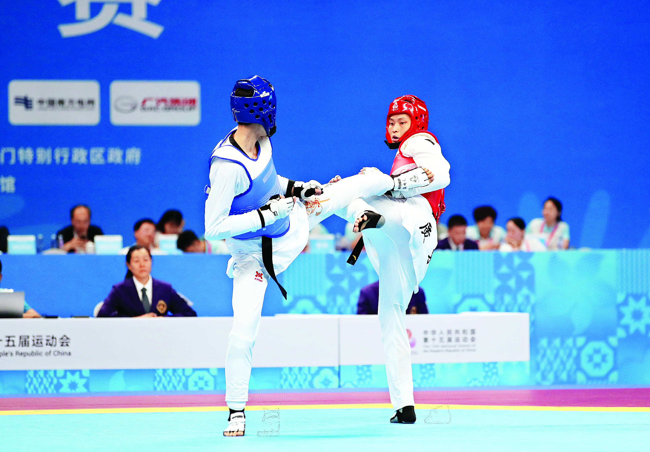     在跆拳道男子68公斤级铜牌争夺战中，广东队选手严磊（红方）战胜江苏队选手陈雨凡（青方）获得铜牌。