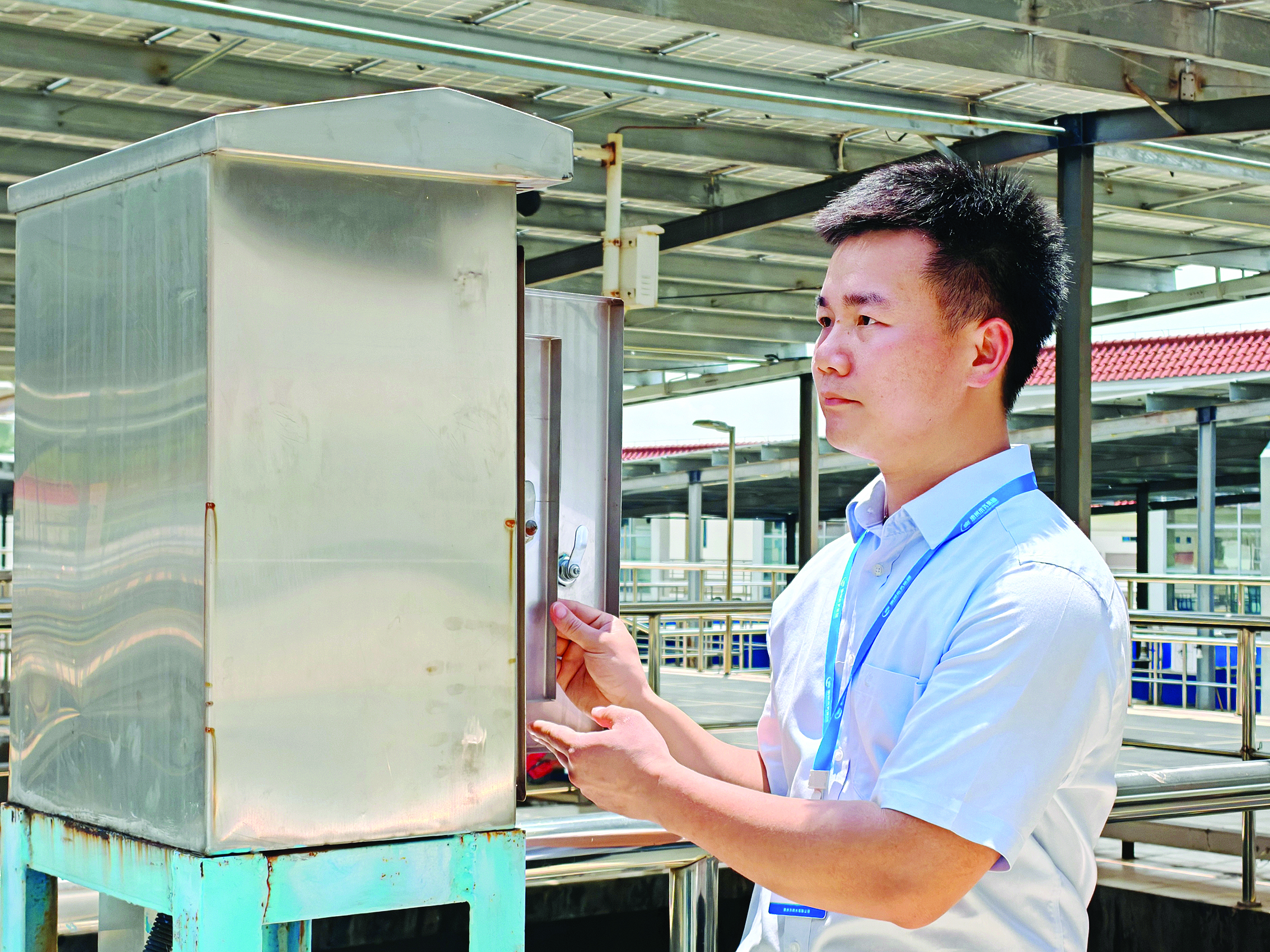     曾东钊在巡查设备。