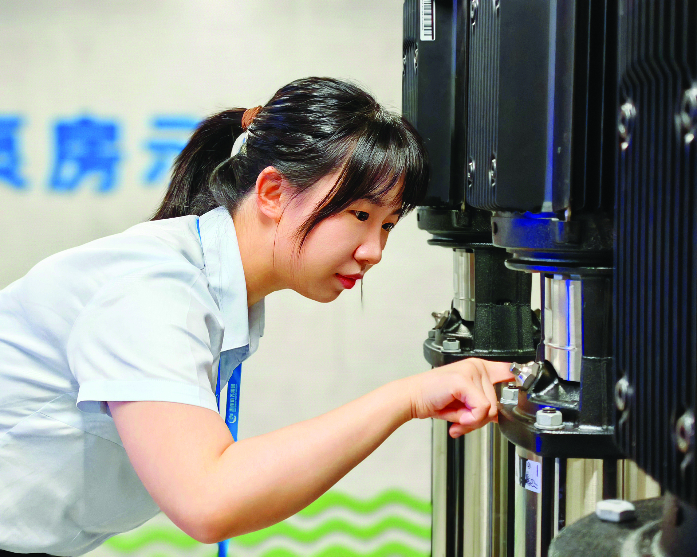     石玮霖在查看二次供水设施。