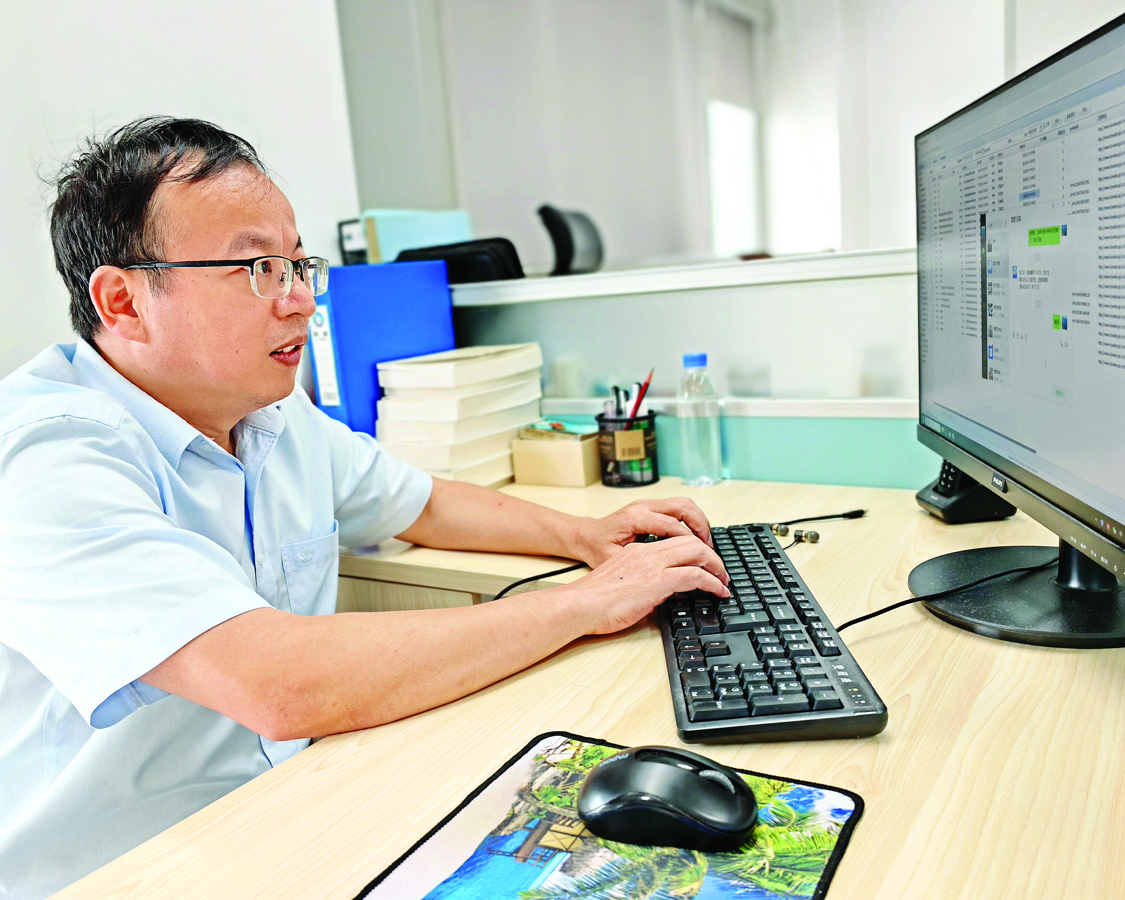     张群在工作中。