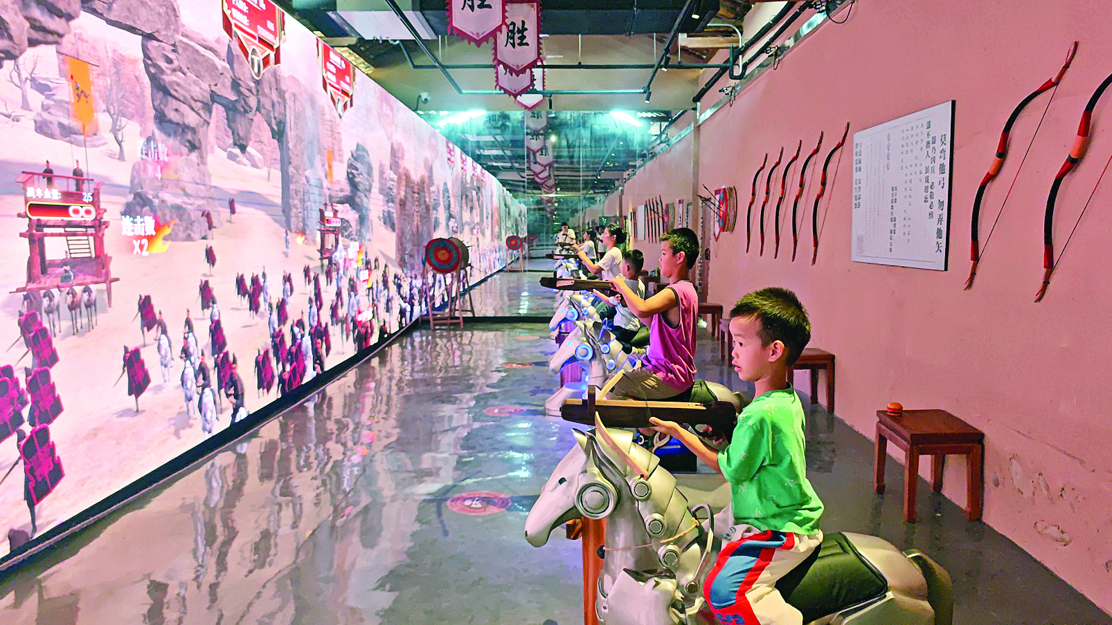     游客在长宁镇徐田村五经魁体验将领游戏项目。惠州日报记者卢泓宇 摄