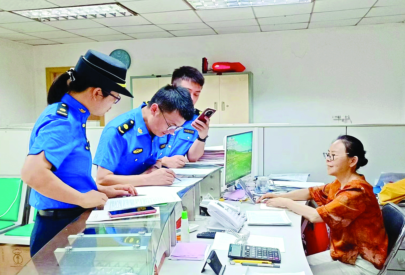     执法人员开展住宅小区物业专项执法检查。