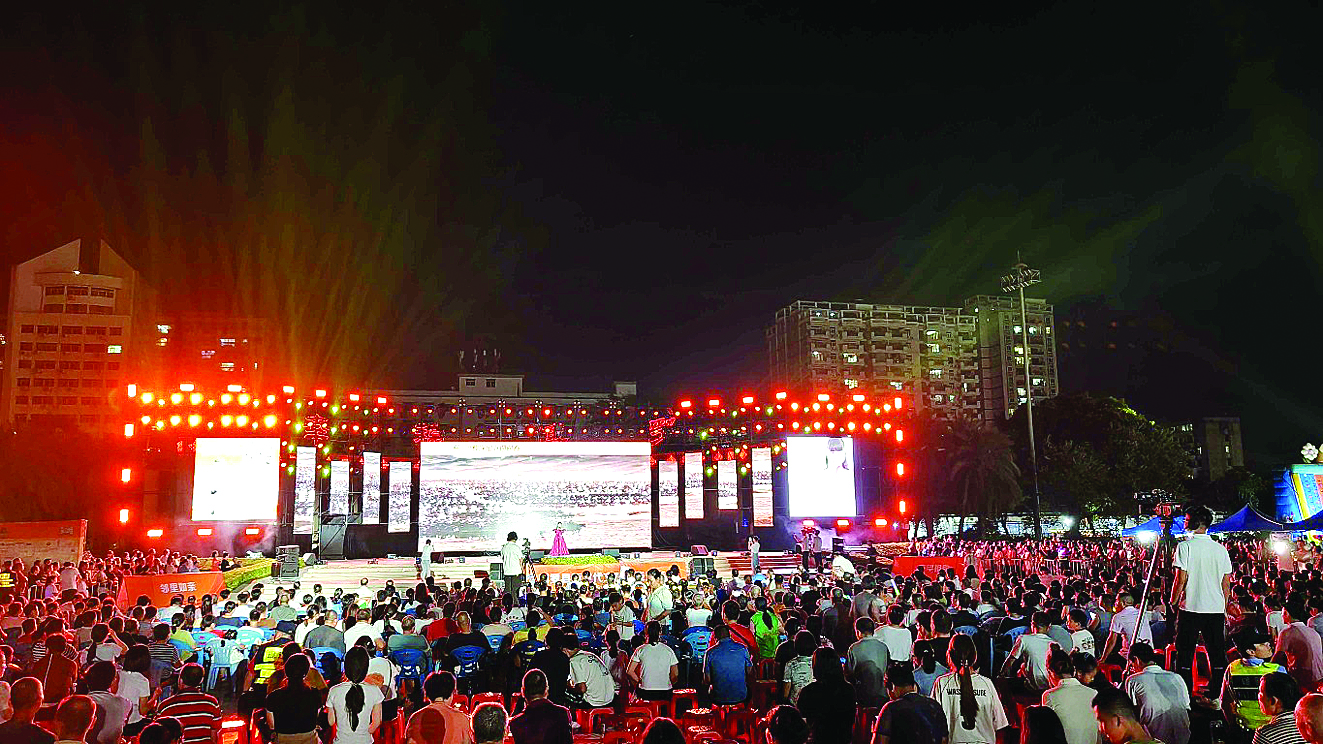     博罗乡村歌手大赛总决赛现场人气旺。惠州日报记者李燕文 摄