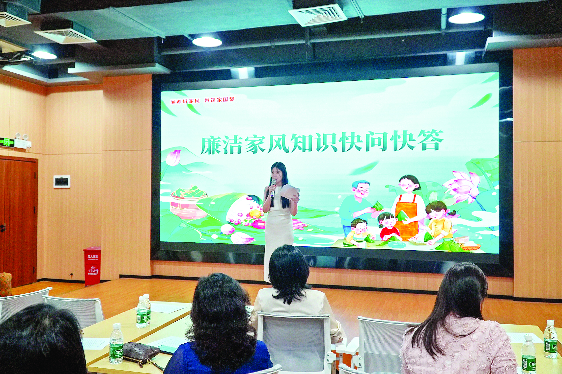     惠州举办“廉洁家风知识快问快答”活动。