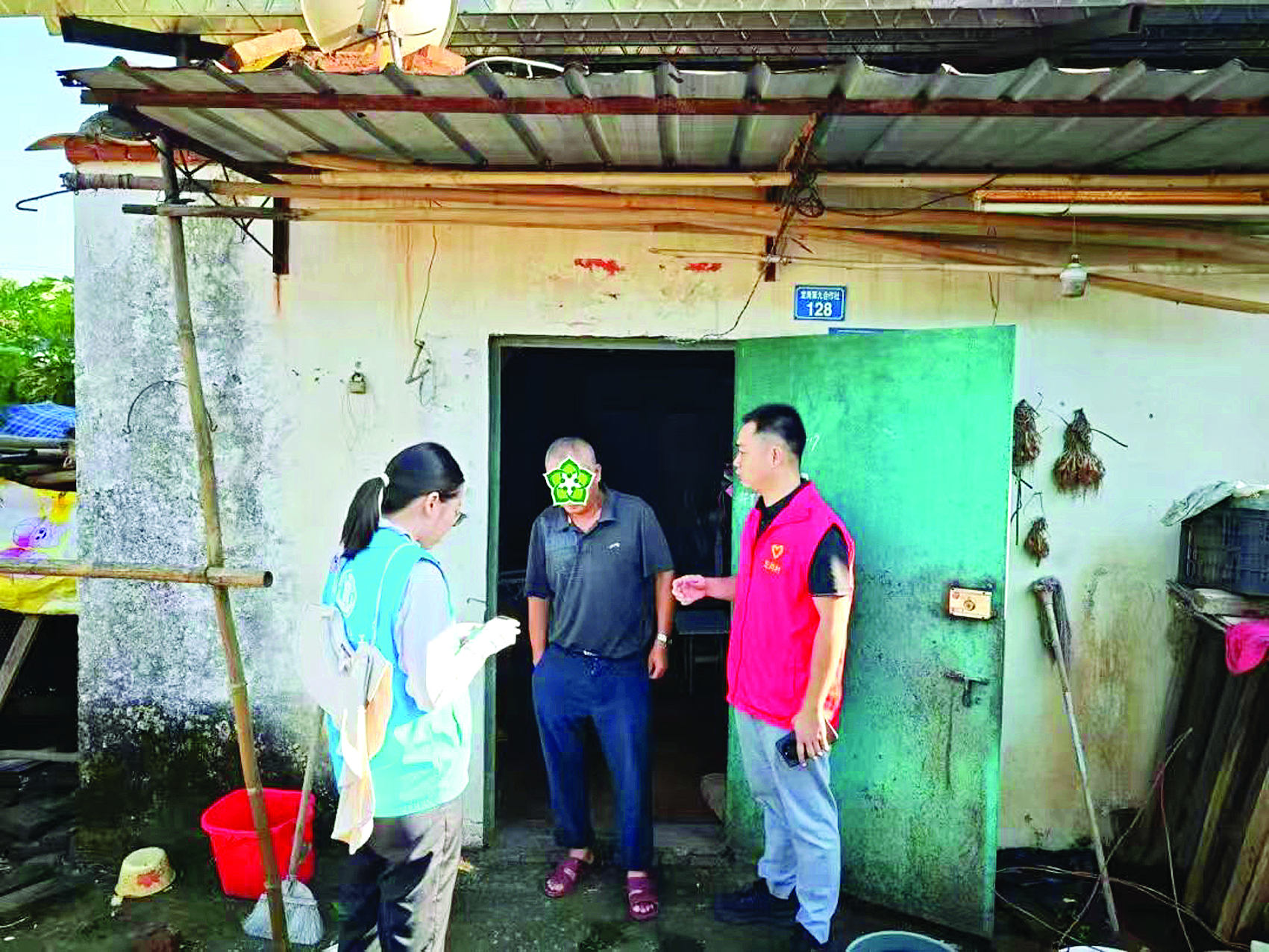     台风来临前，博罗县龙溪街道“双百”社工走访困难群众。