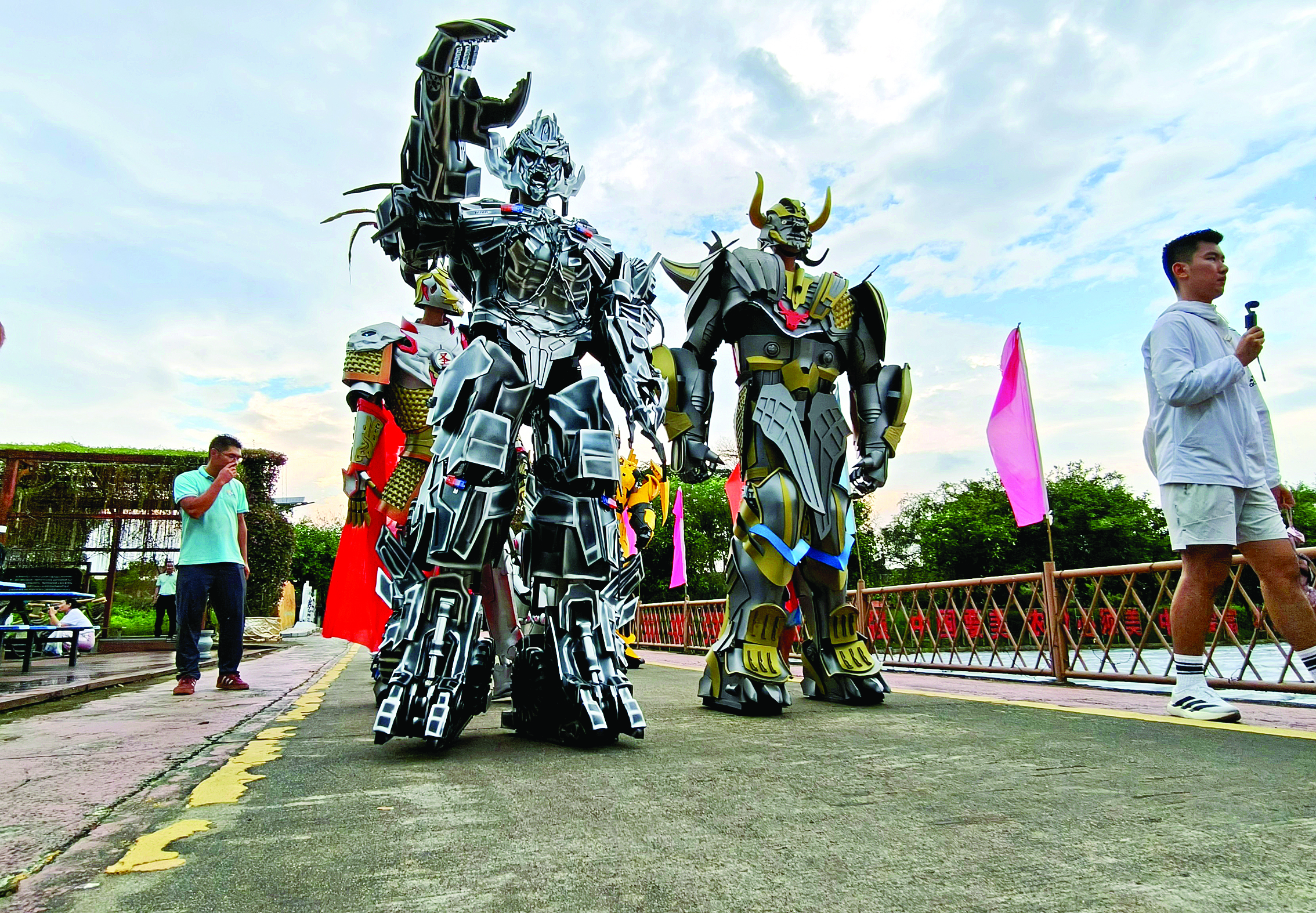     超高机甲在巡游。惠州日报记者李燕文 摄