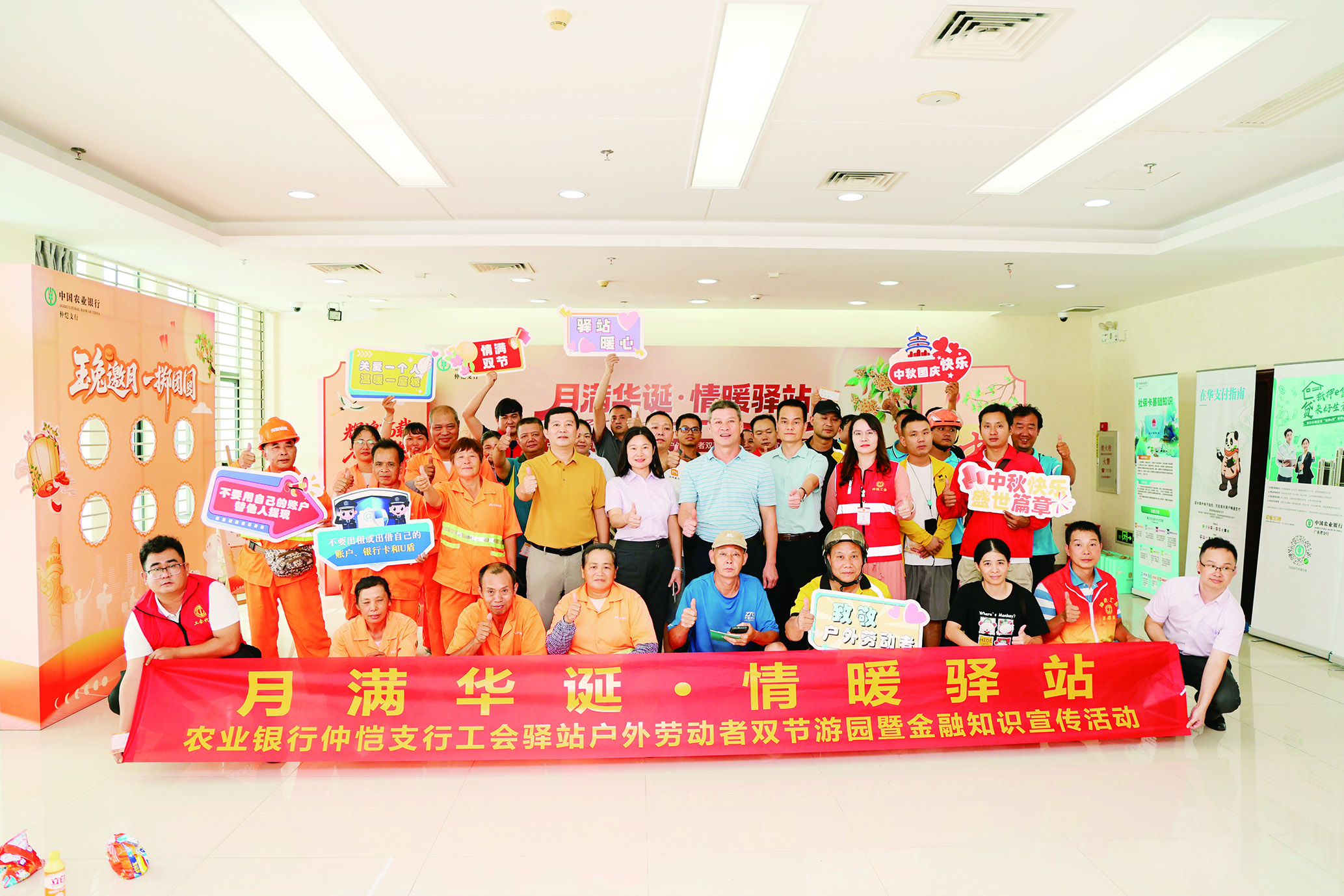     参加活动人员合影。