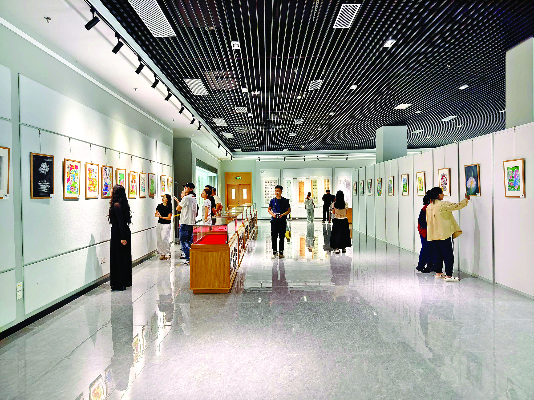     “青青爱莲说”惠城区青少年廉洁文化主题书画展现场。