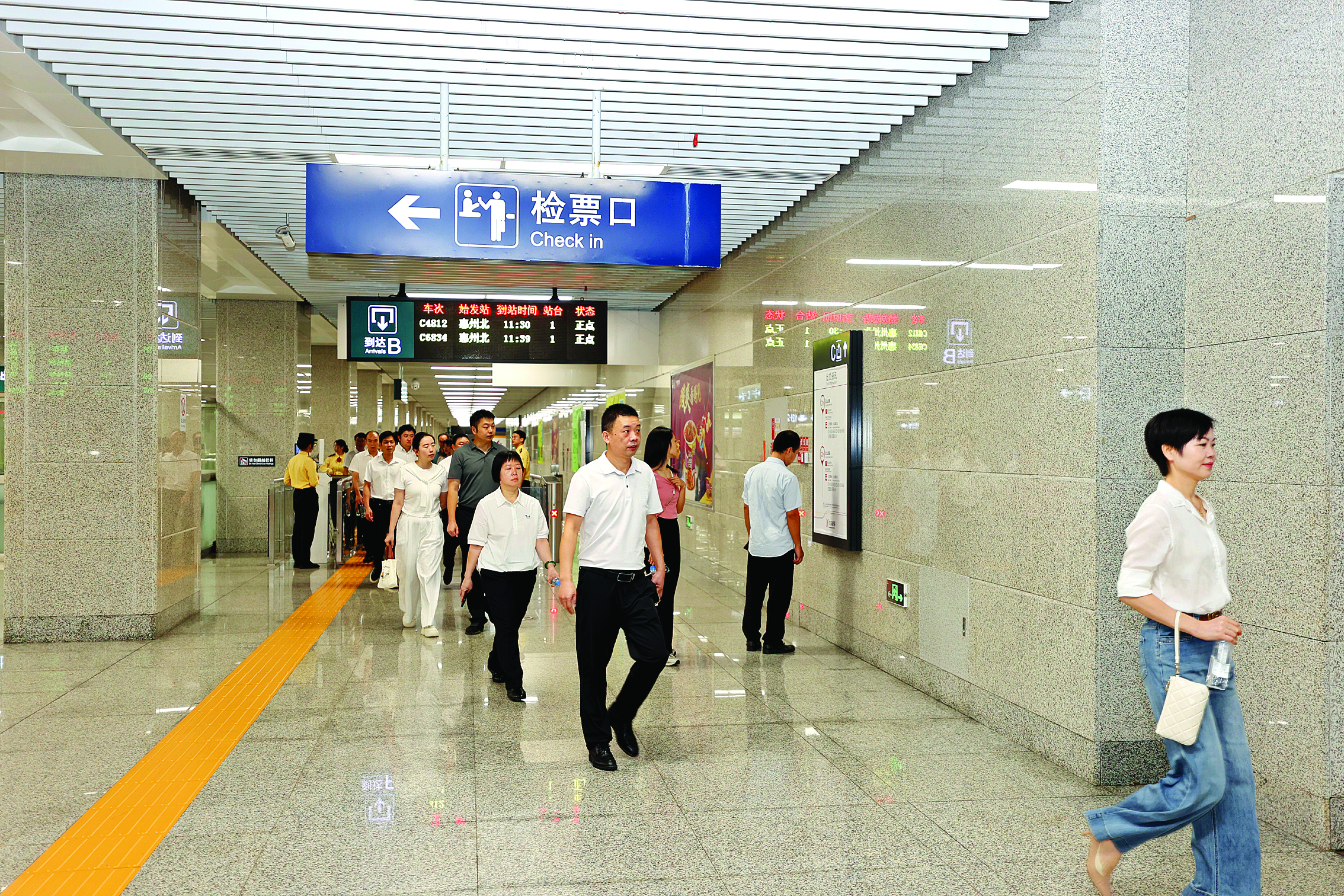     市民乘坐广惠城际。