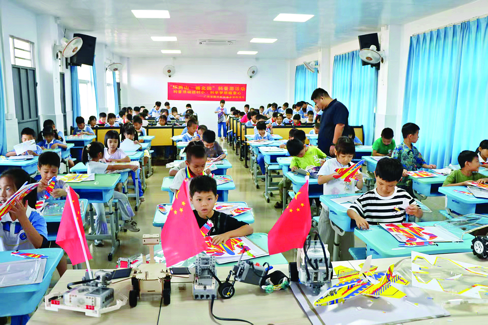     乡村学子制作航模。    惠州日报记者李燕文 通讯员徐丽萍 摄