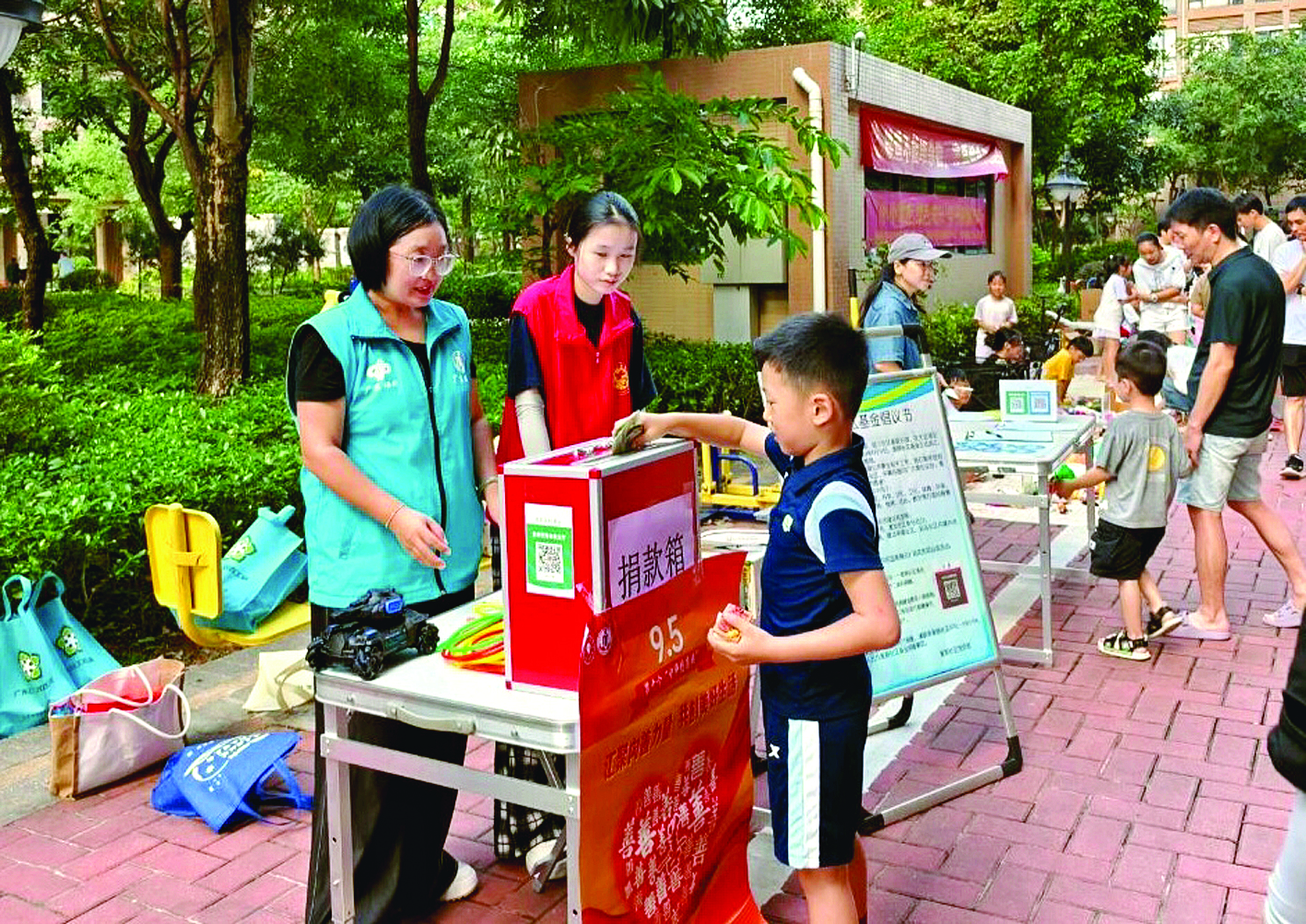     大亚湾西区街道社工站举办中华慈善日政策宣传活动。