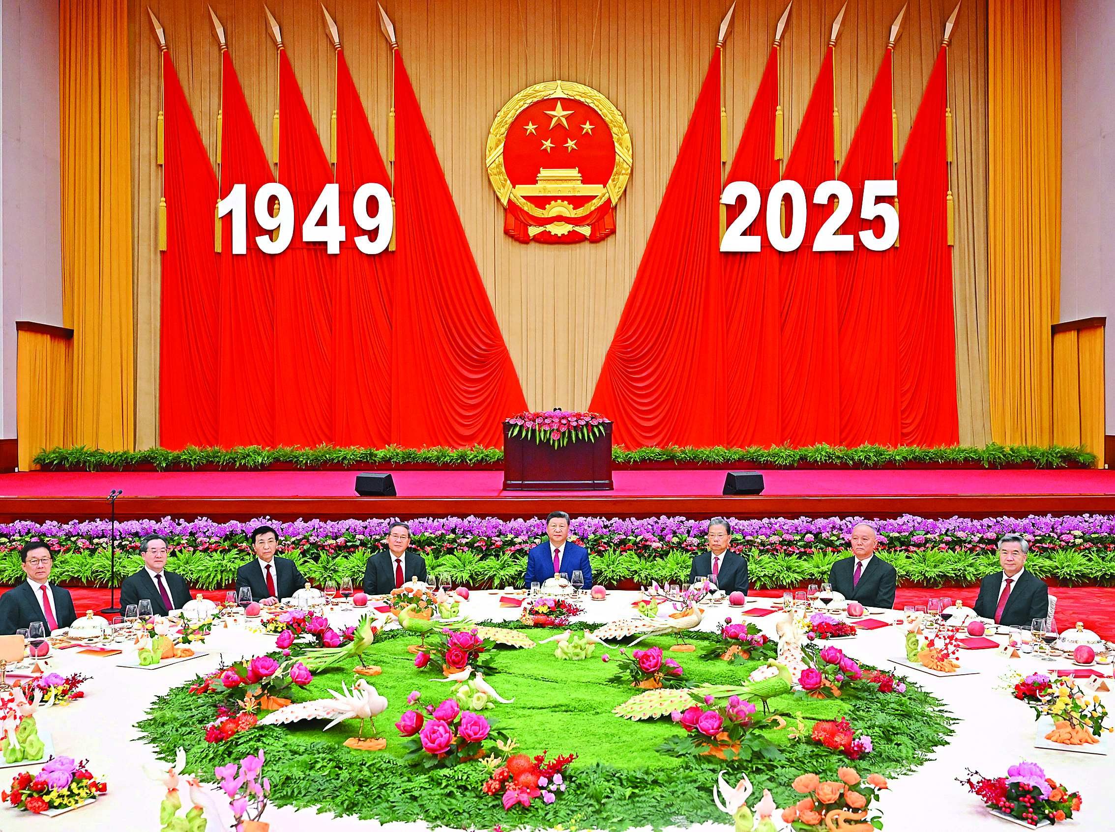     9月30日晚，庆祝中华人民共和国成立76周年招待会在北京人民大会堂举行。习近平、李强、赵乐际、王沪宁、蔡奇、丁薛祥、李希、韩正等党和国家领导人与中外人士欢聚一堂，共庆中华人民共和国华诞。新华社发