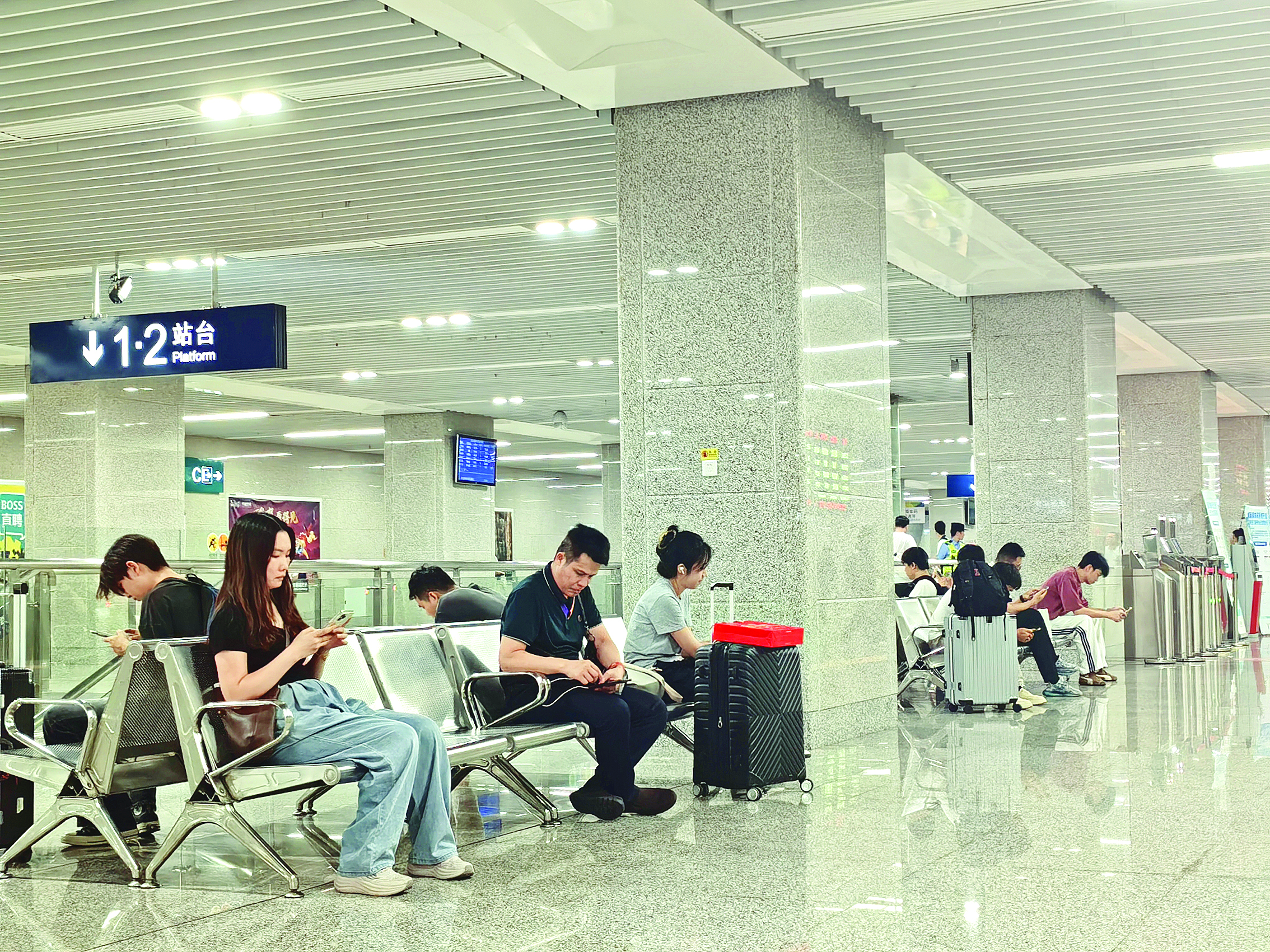     市民在广惠城际云山站候车。