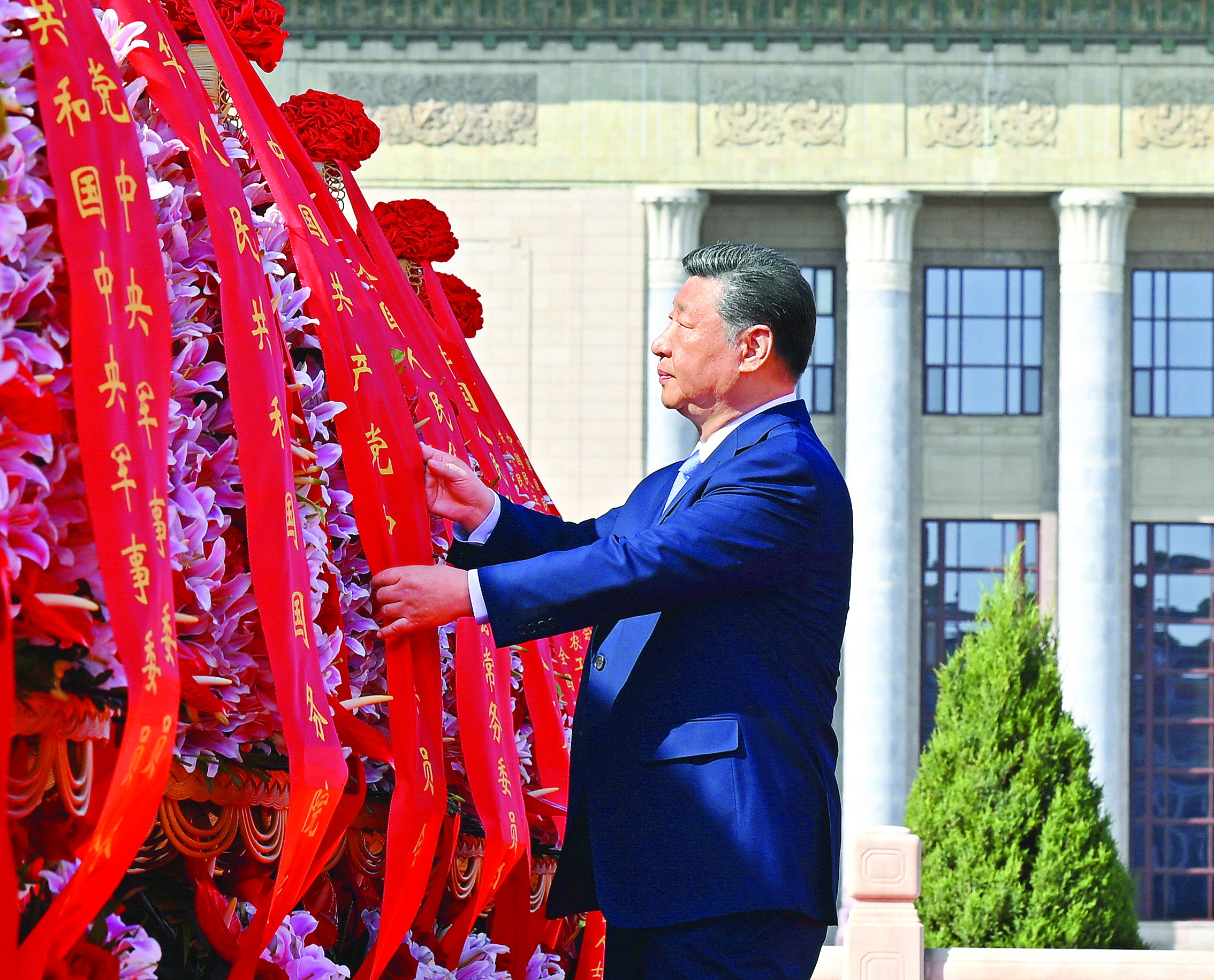     9月30日上午，党和国家领导人习近平、李强、赵乐际、王沪宁、蔡奇、丁薛祥、李希、韩正等来到北京天安门广场，出席烈士纪念日向人民英雄敬献花篮仪式。这是习近平整理花篮上的缎带。新华社发