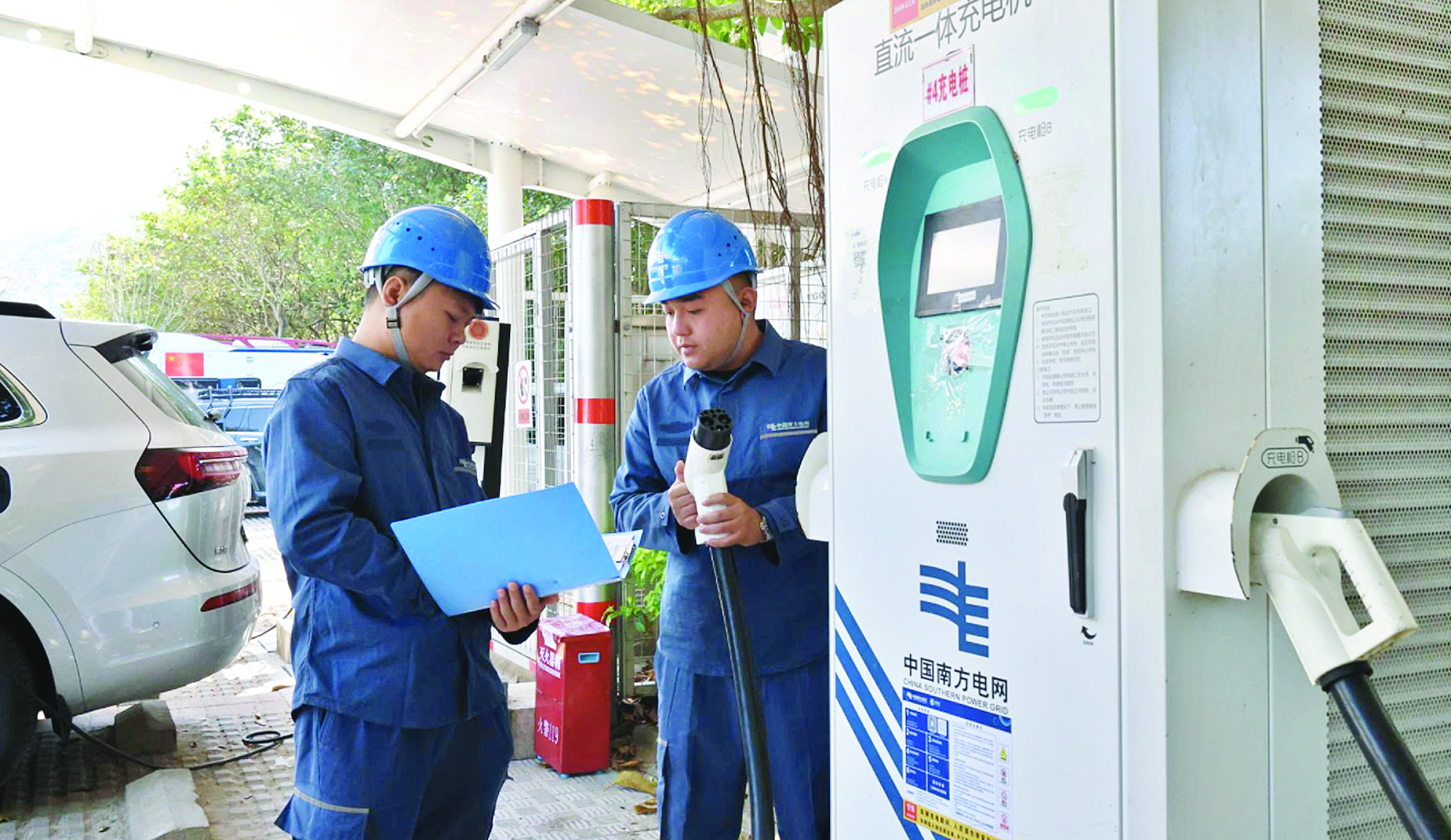     惠东供电局巽寮供电所运维人员对景区充电桩开展用电检查。    本组图片由惠州供电局提供