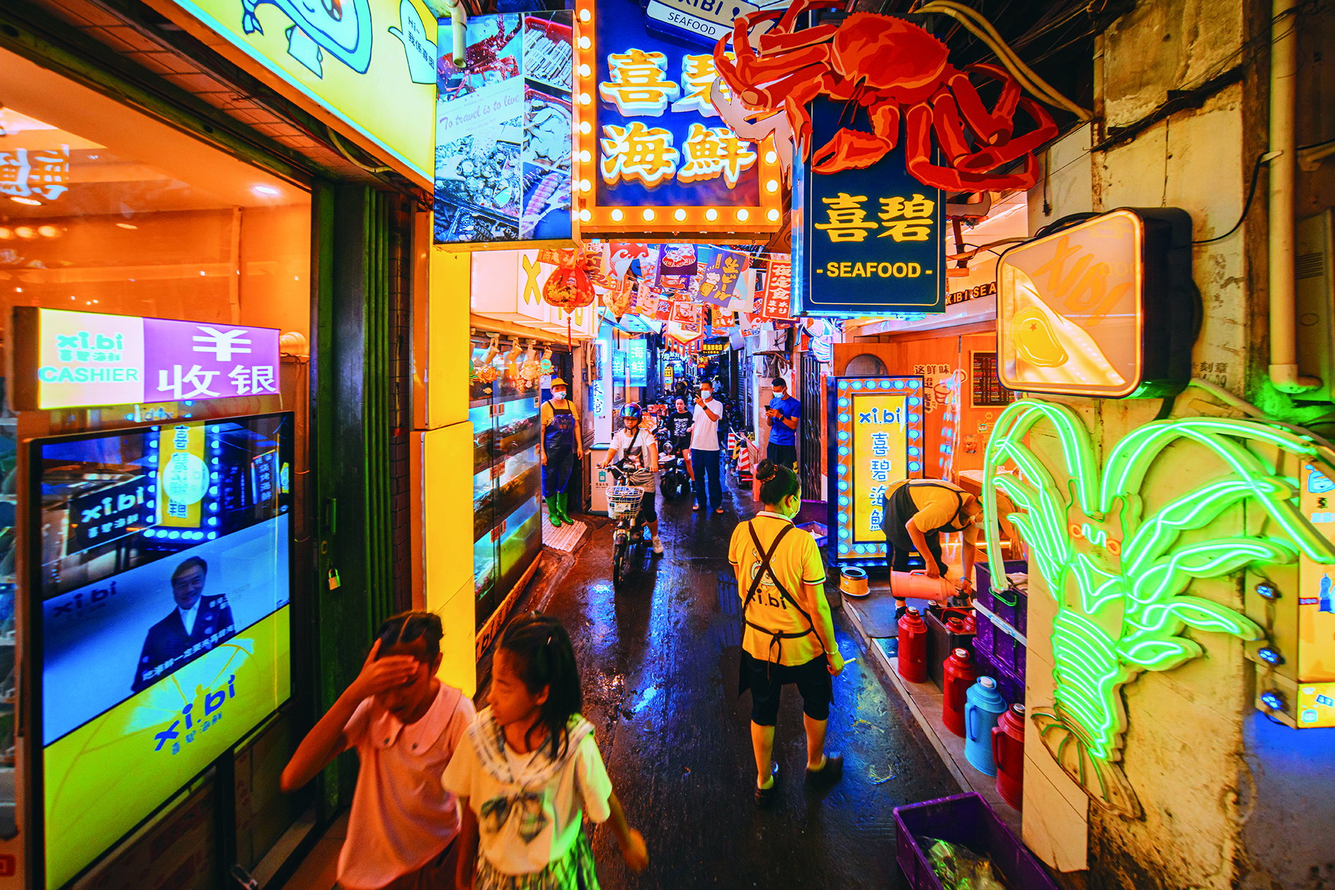     去桥东老城区打卡特色海鲜街。