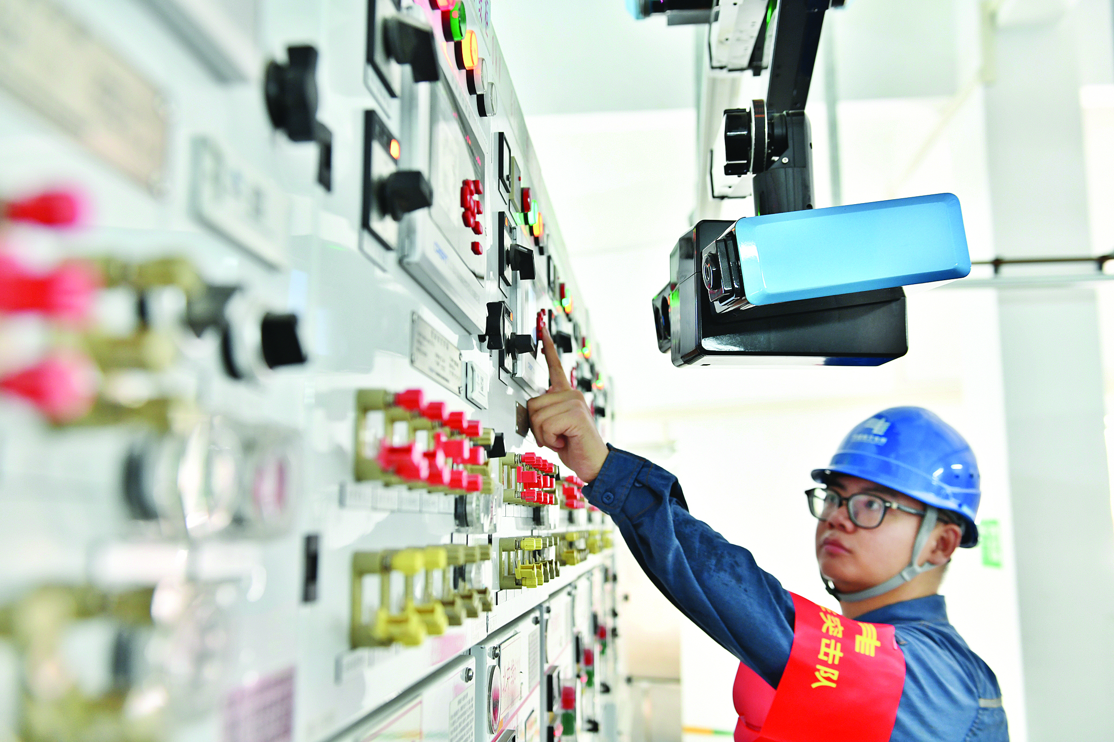     惠城供电局运维人员指挥智能机器人在西湖景区周边配电房开展巡视。