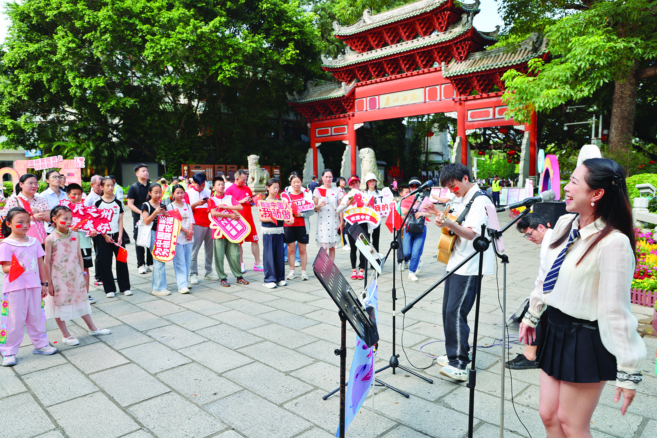     吉他快闪活动现场。惠州日报记者王建桥 摄