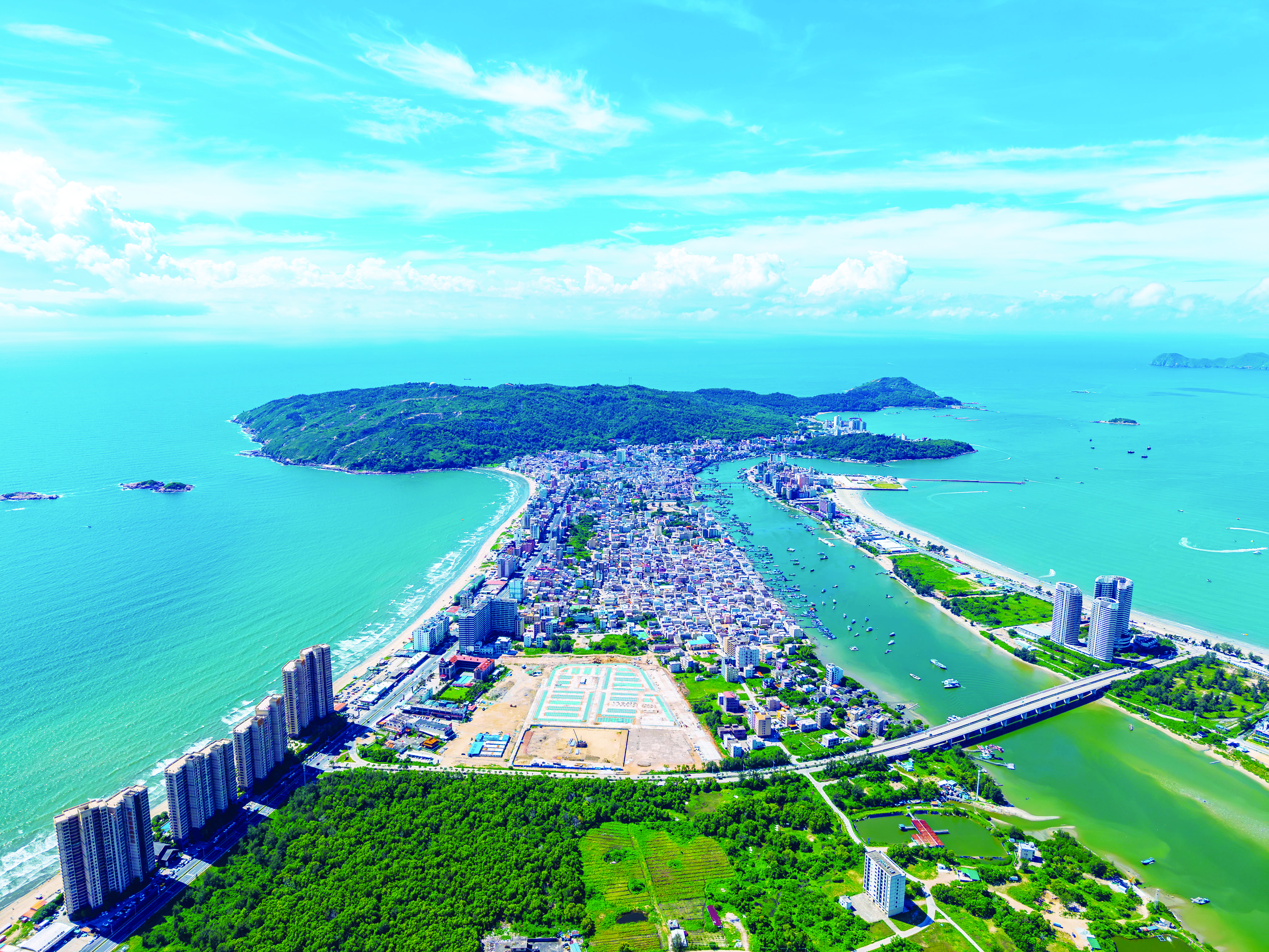     惠东双月湾是自然馈赠的奇观。