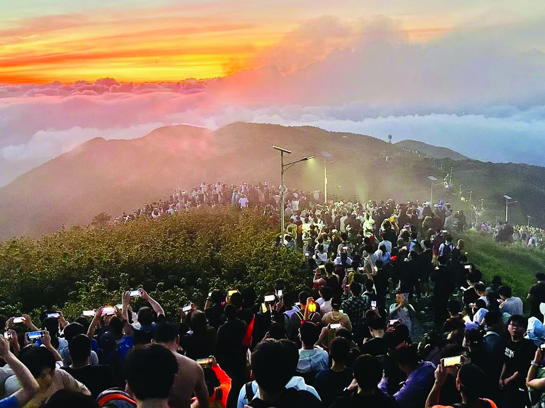     10月1日，众多市民游客登顶罗浮山飞云顶看日出，祝福祖国。惠州日报记者卢泓宇 特约通讯员李渊 摄