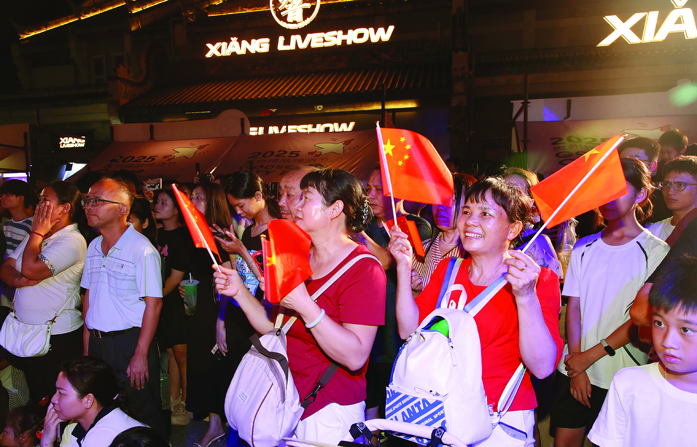     市民在水东街观看惠民演出。惠州日报记者钟畅新 摄