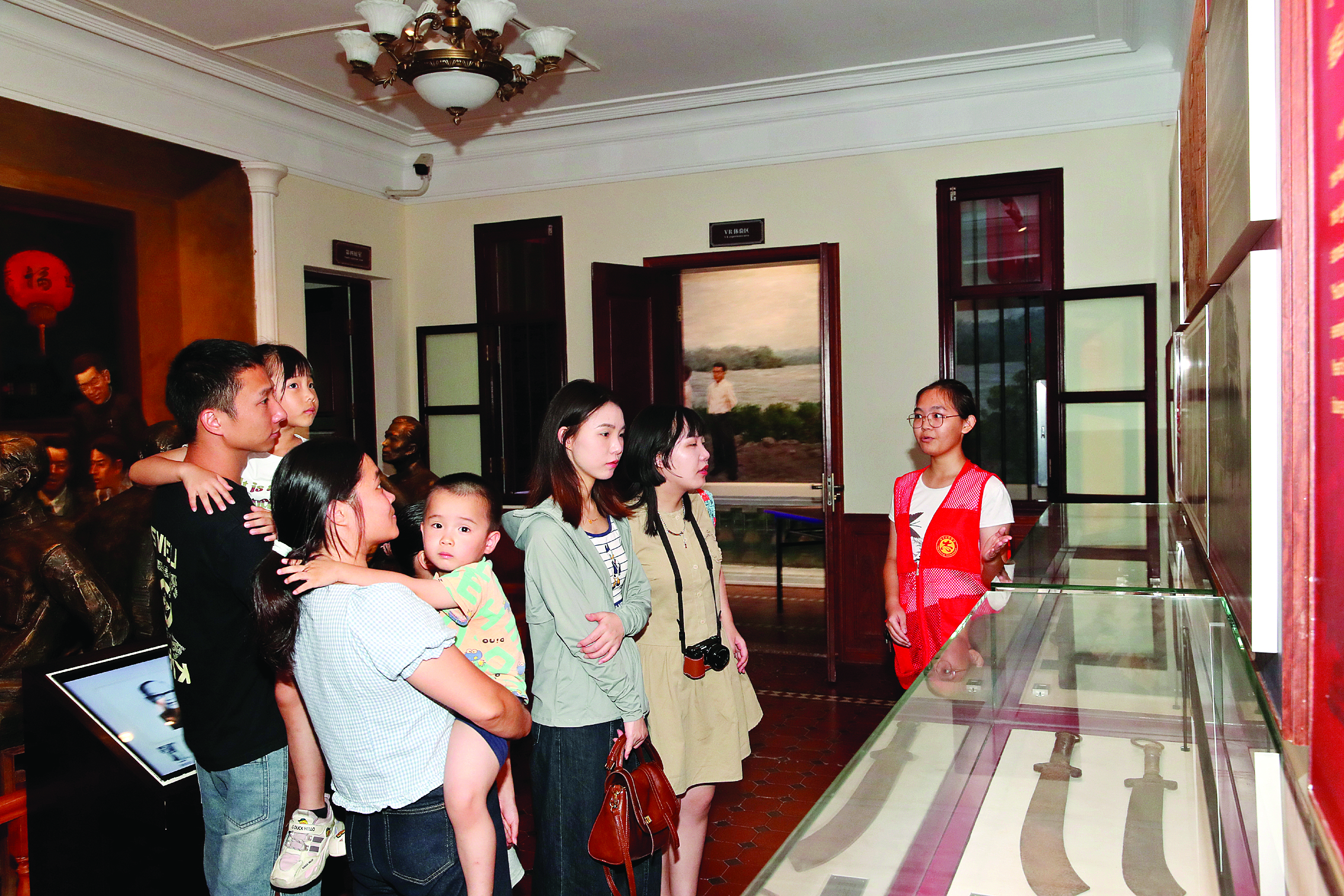     游客在东湖旅店参观。惠州日报记者钟畅新 摄