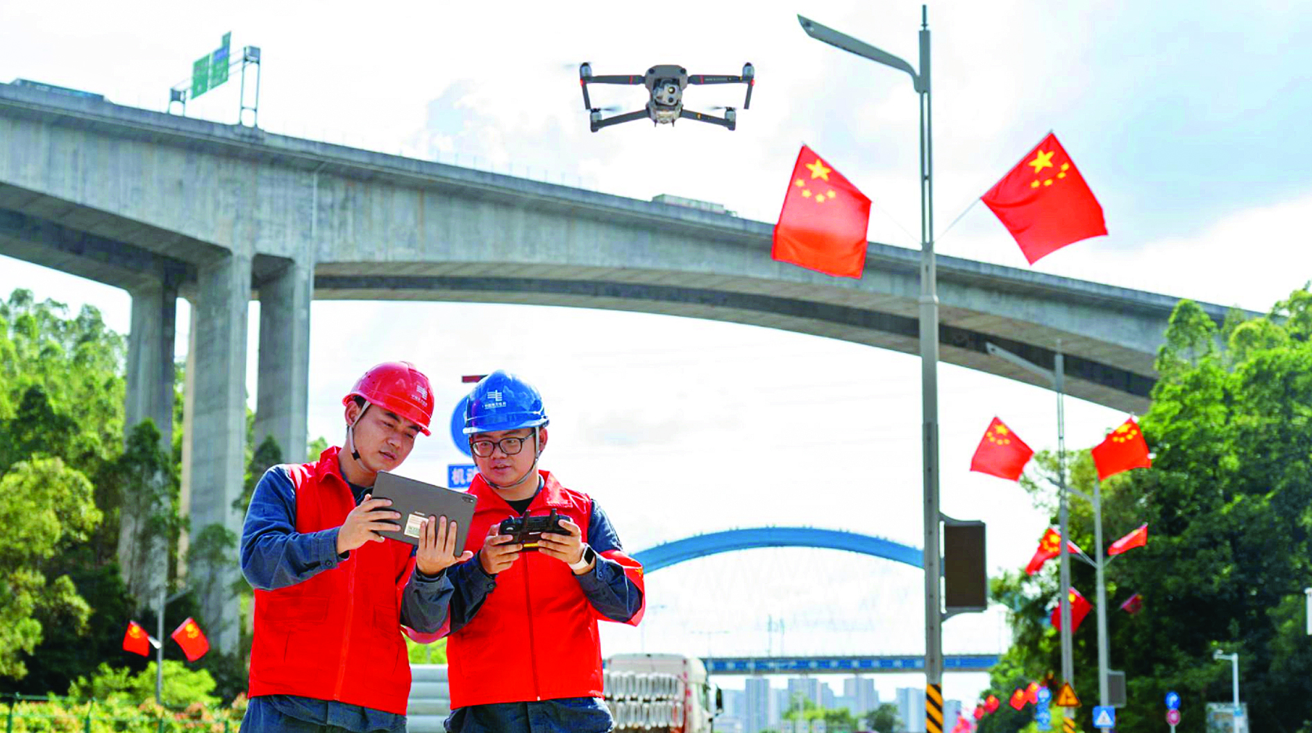     国庆前夕，惠城供电局青年突击队操作无人机，排查架空线路安全隐患，为节日期间电力稳定供应提供了坚实保障。