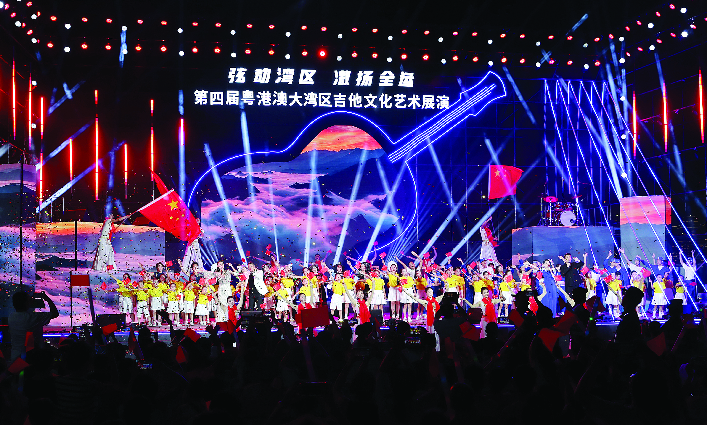     10月2日晚，第四届粤港澳大湾区吉他文化艺术展演在市区东江公园举行。惠州日报记者钟畅新 摄