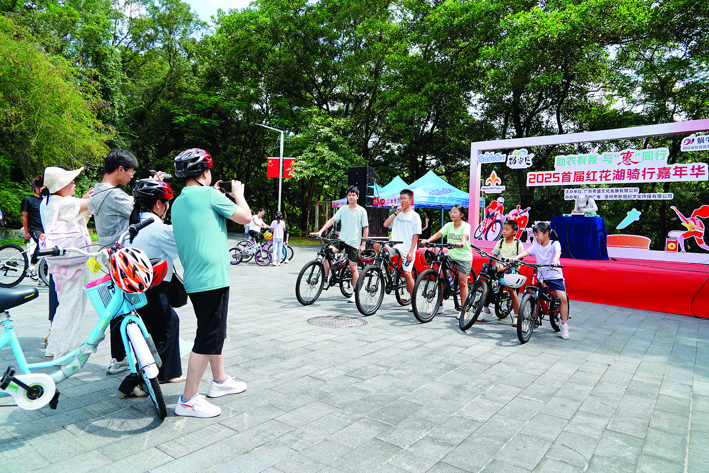     游客在红花湖骑行嘉年华拍照打卡。惠州日报记者李松权 摄