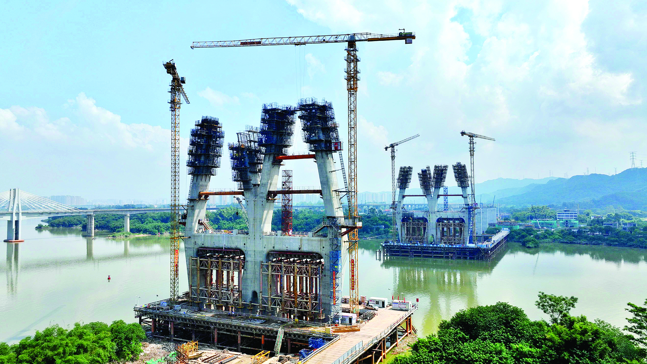     惠肇高速项目东江特大桥施工忙。惠州日报记者李松权 摄