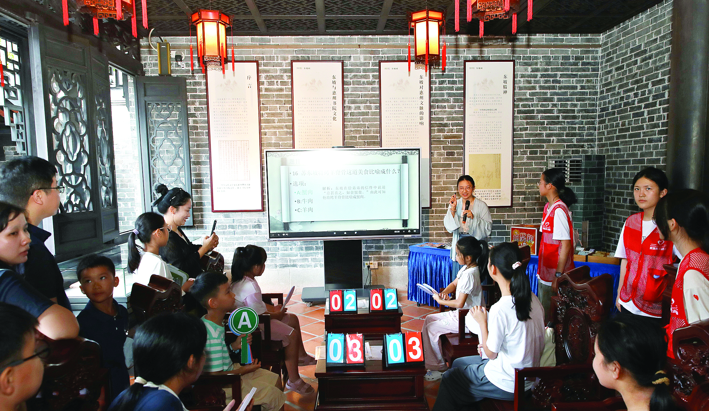     市民游客参与惠州苏东坡祠东坡书院答题活动。    惠州日报记者钟畅新 摄