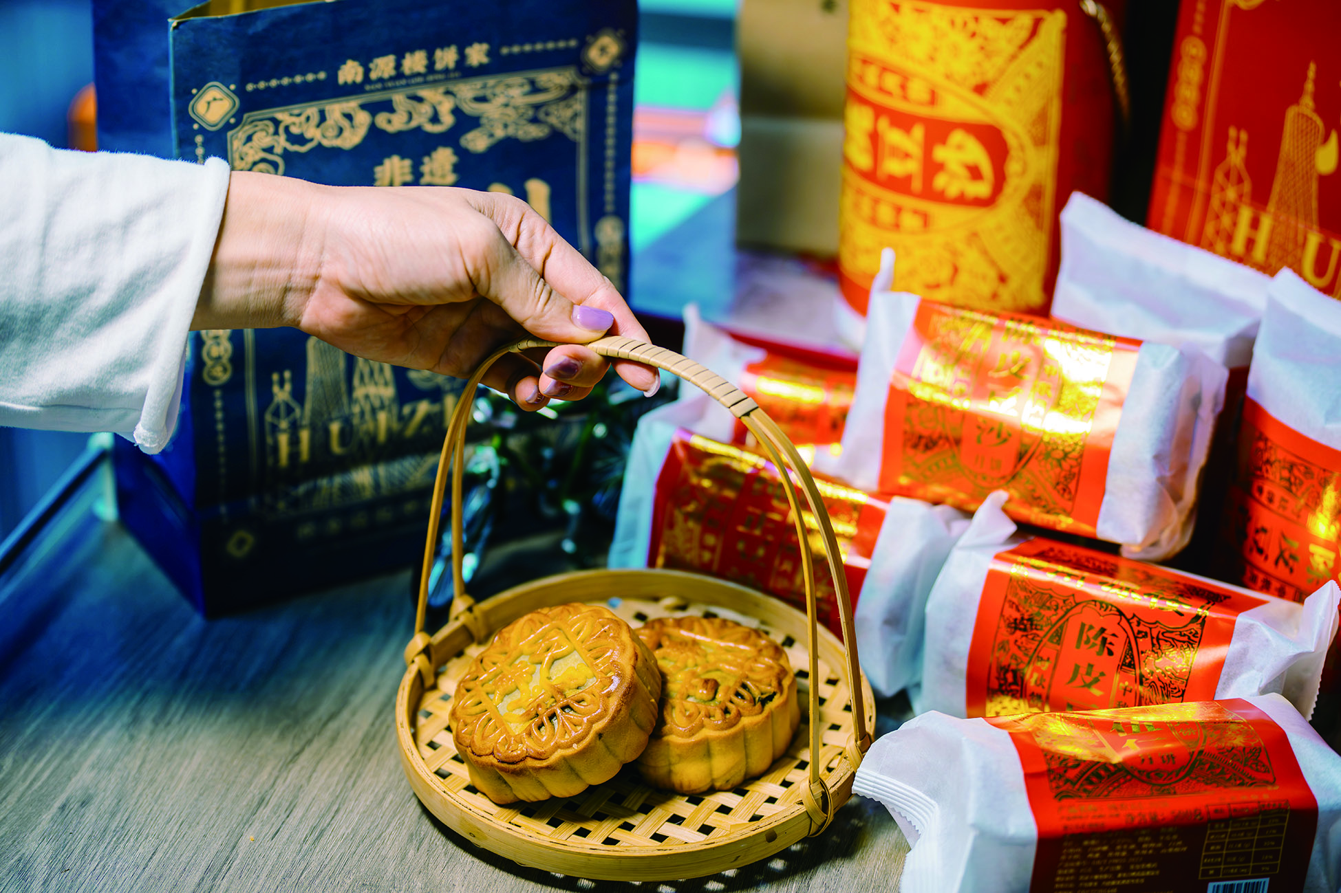     不同地区的月饼以其不同的特色赢得人们的青睐。