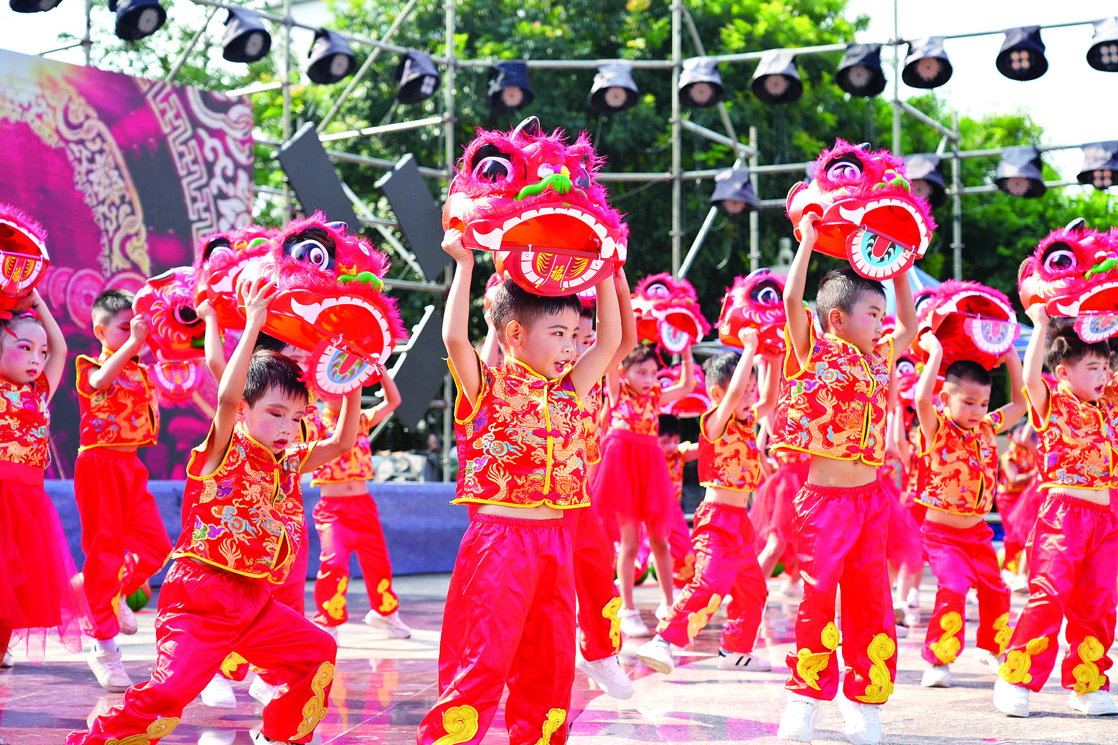     娃娃麒麟队萌态十足。