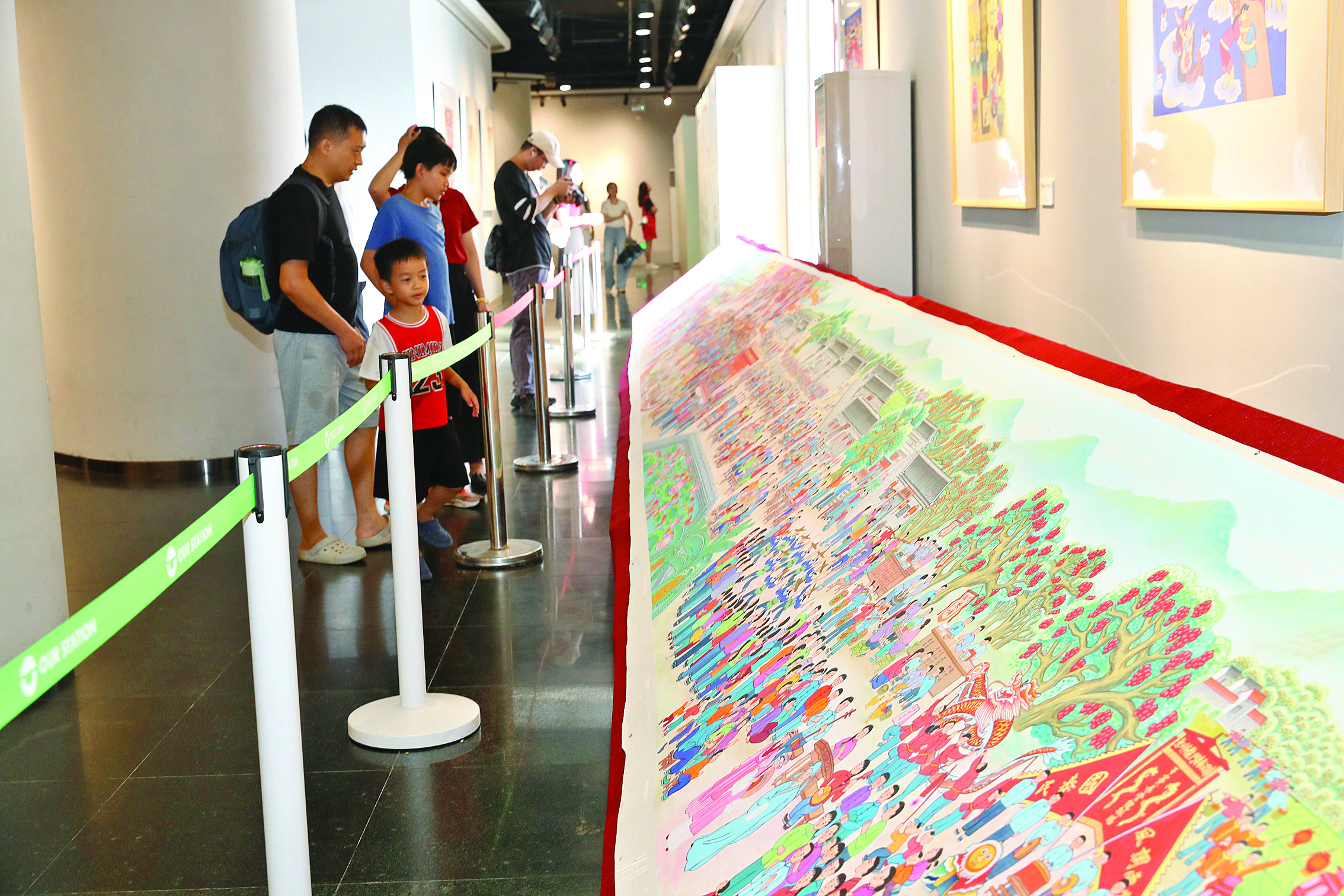     市民在合江楼欣赏《非遗里的龙门》长卷。惠州日报记者钟畅新 摄