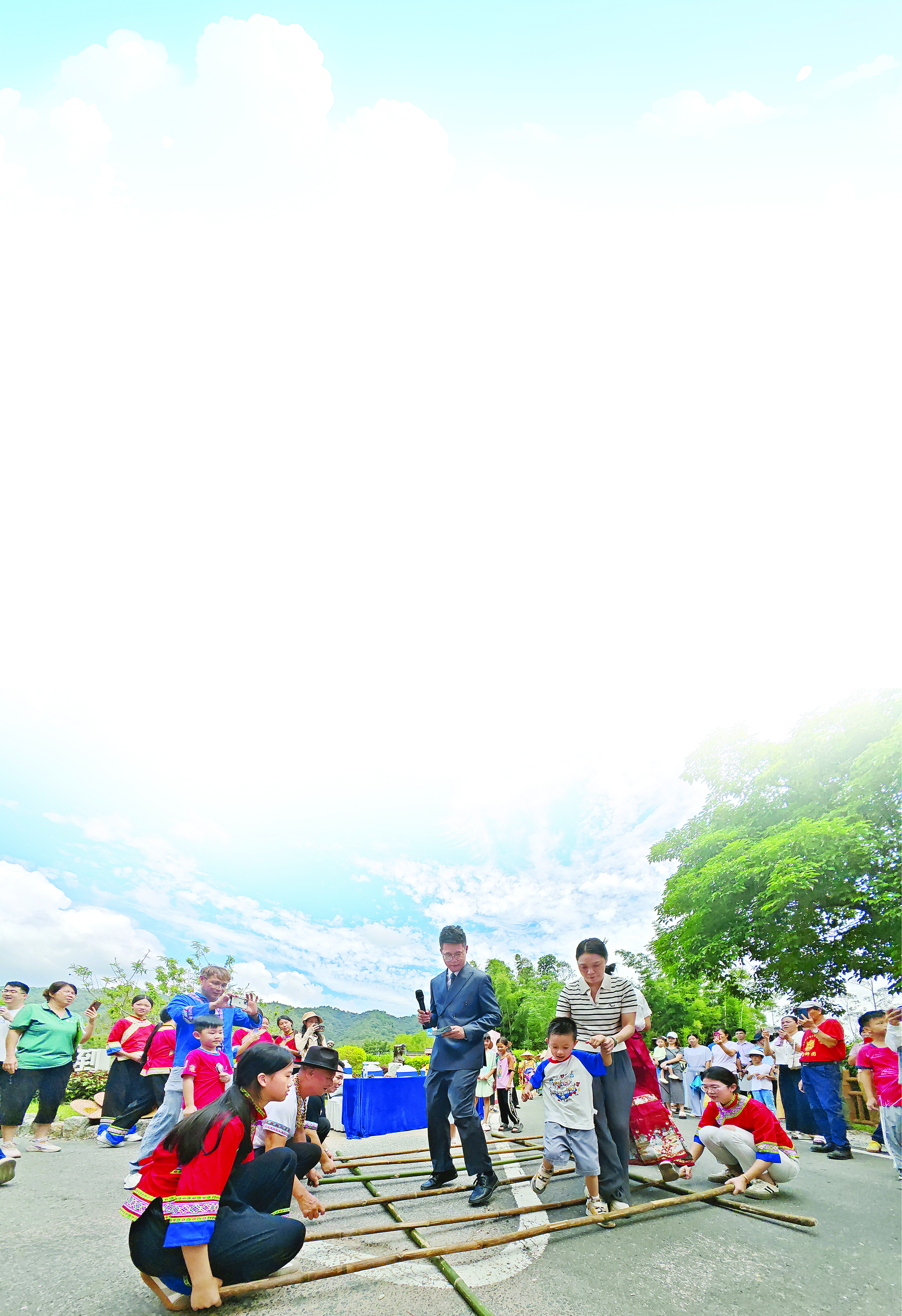     龙门县龙城街道城西村的百果里果旅综合体内，人们欢乐地庆祝丰收。