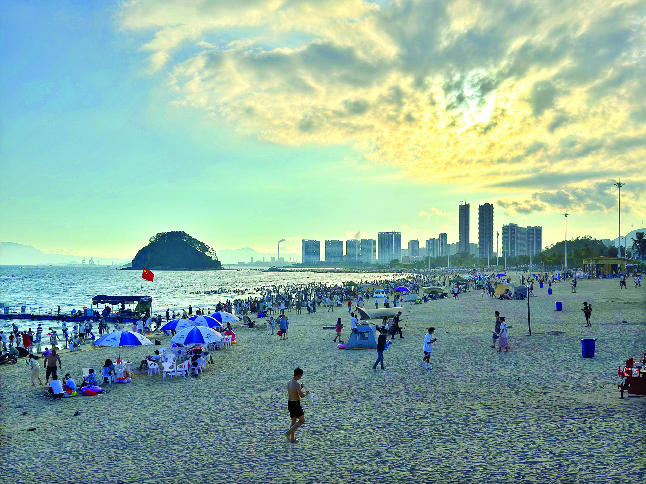     大亚湾黄金海岸游人如织。惠州日报记者黄旭新 摄