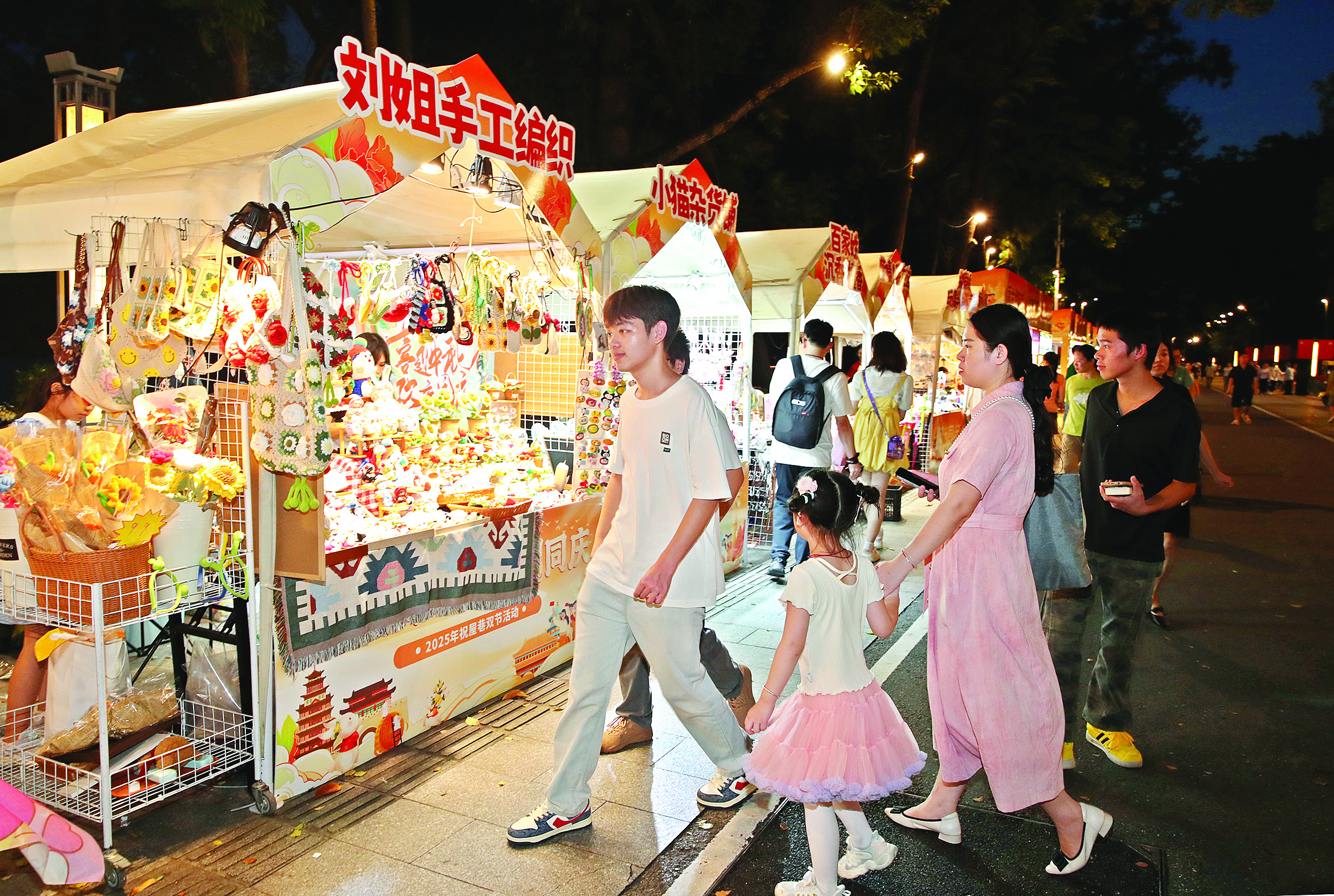     游客逛市区祝屋巷夜市。惠州日报记者钟畅新 摄