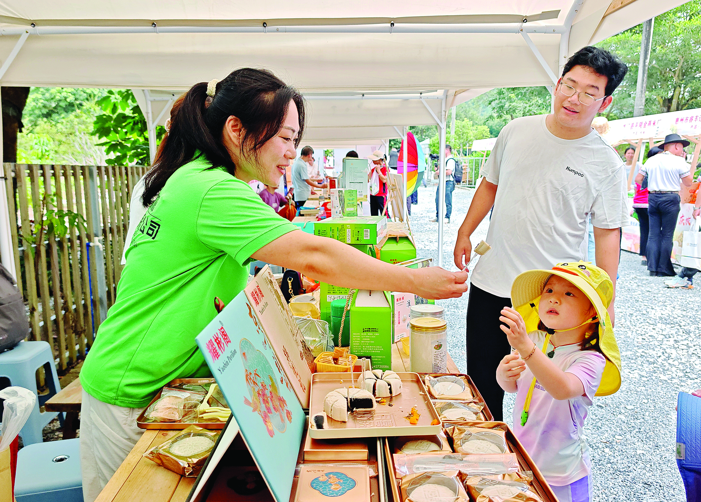     市民游客逛农特产品市集。
