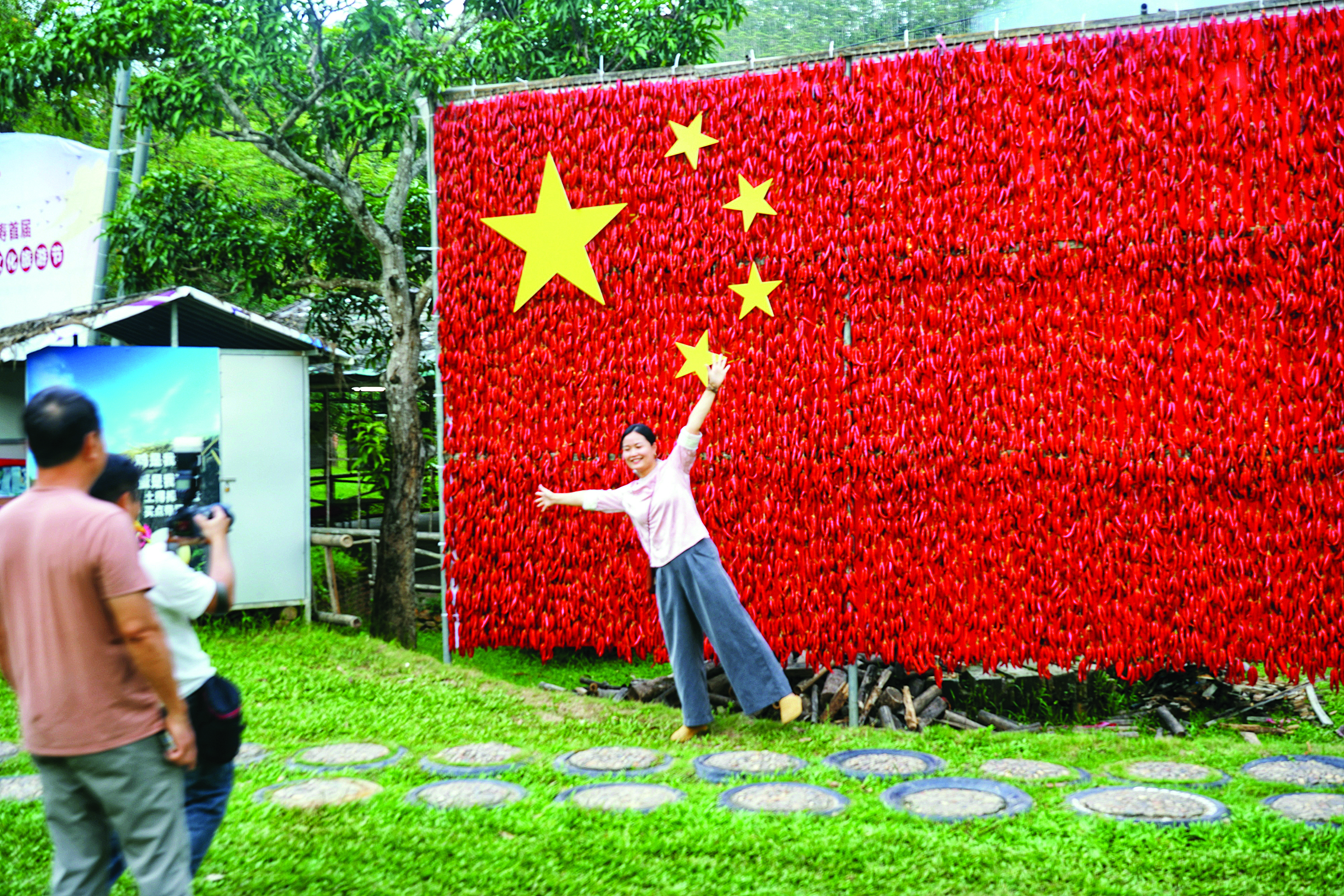     一串串火红的辣椒“绣”成巨幅国旗。