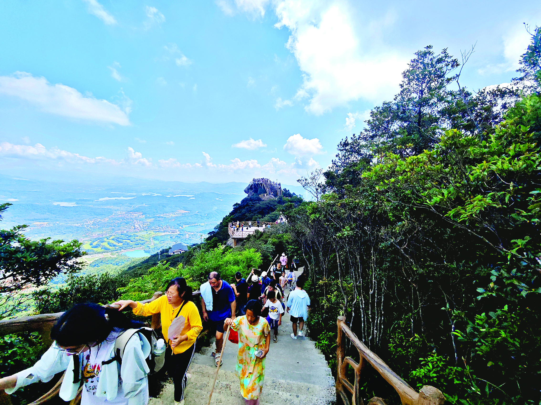     游客在罗浮山登高望远。惠州日报记者李燕文 摄