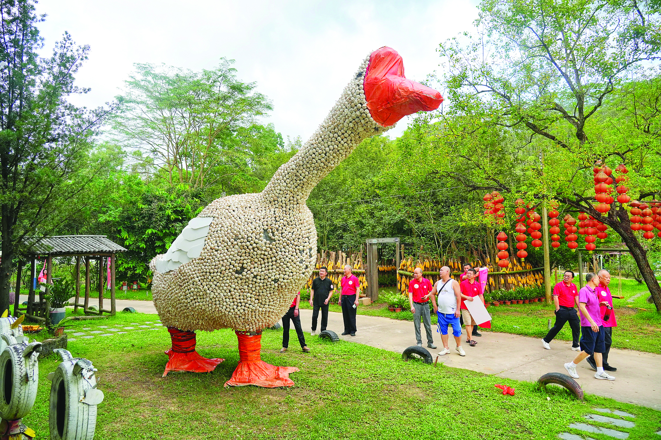     一颗颗大蒜垒成憨态可掬的大白鹅。
