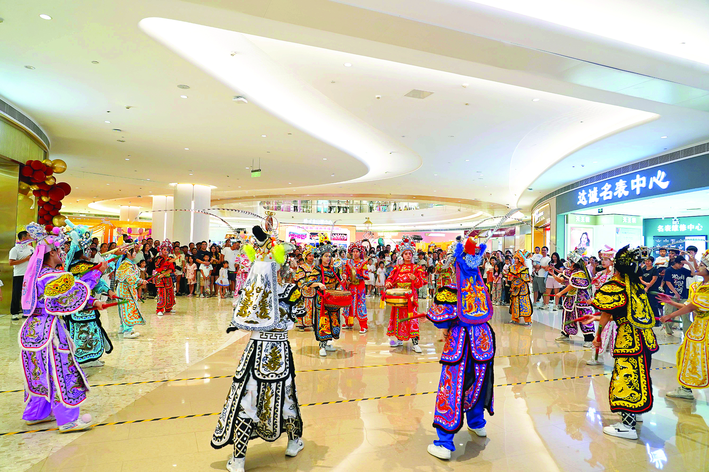     隆生·金山湖中心举办女子英歌舞表演。