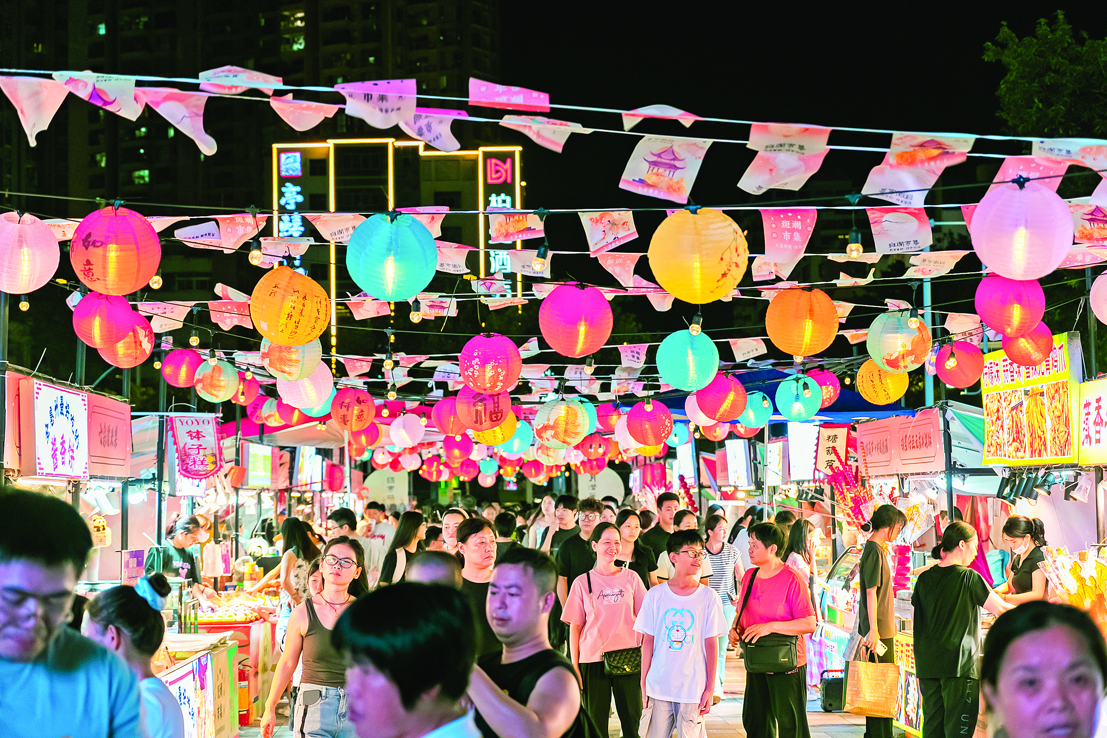     国庆假期，港惠购物中心人气旺盛。