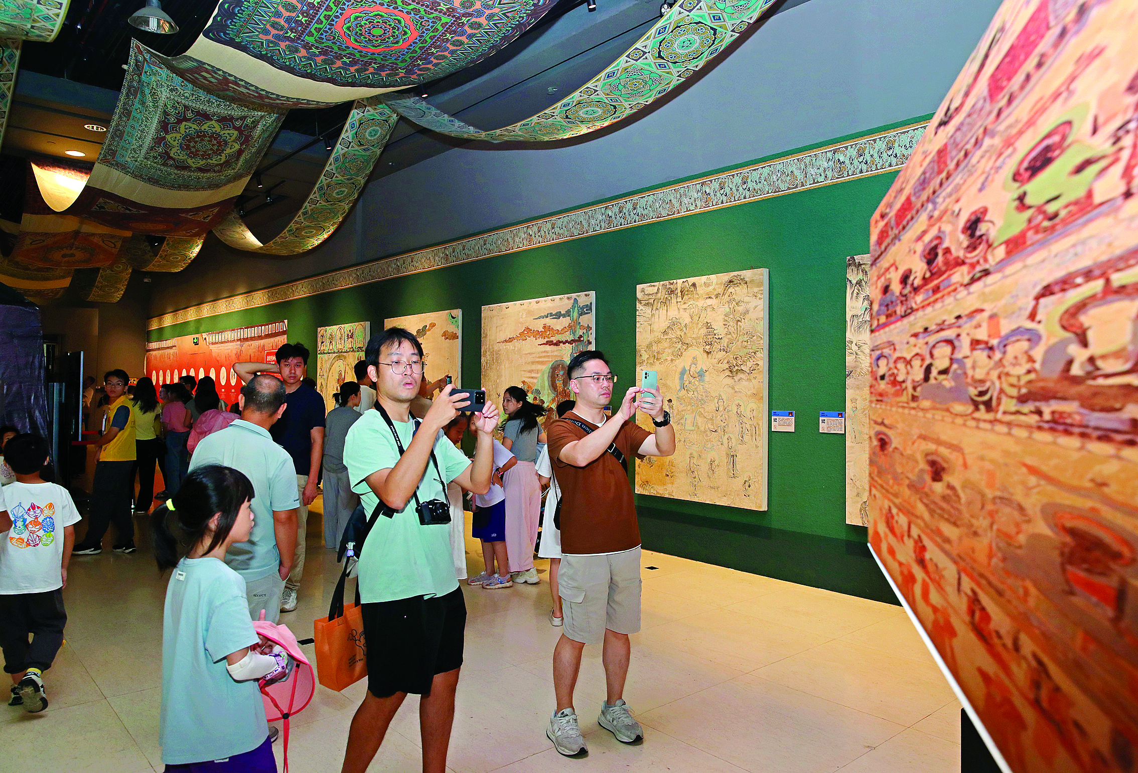     市民游客在惠州博物馆参观敦煌壁画艺术展。