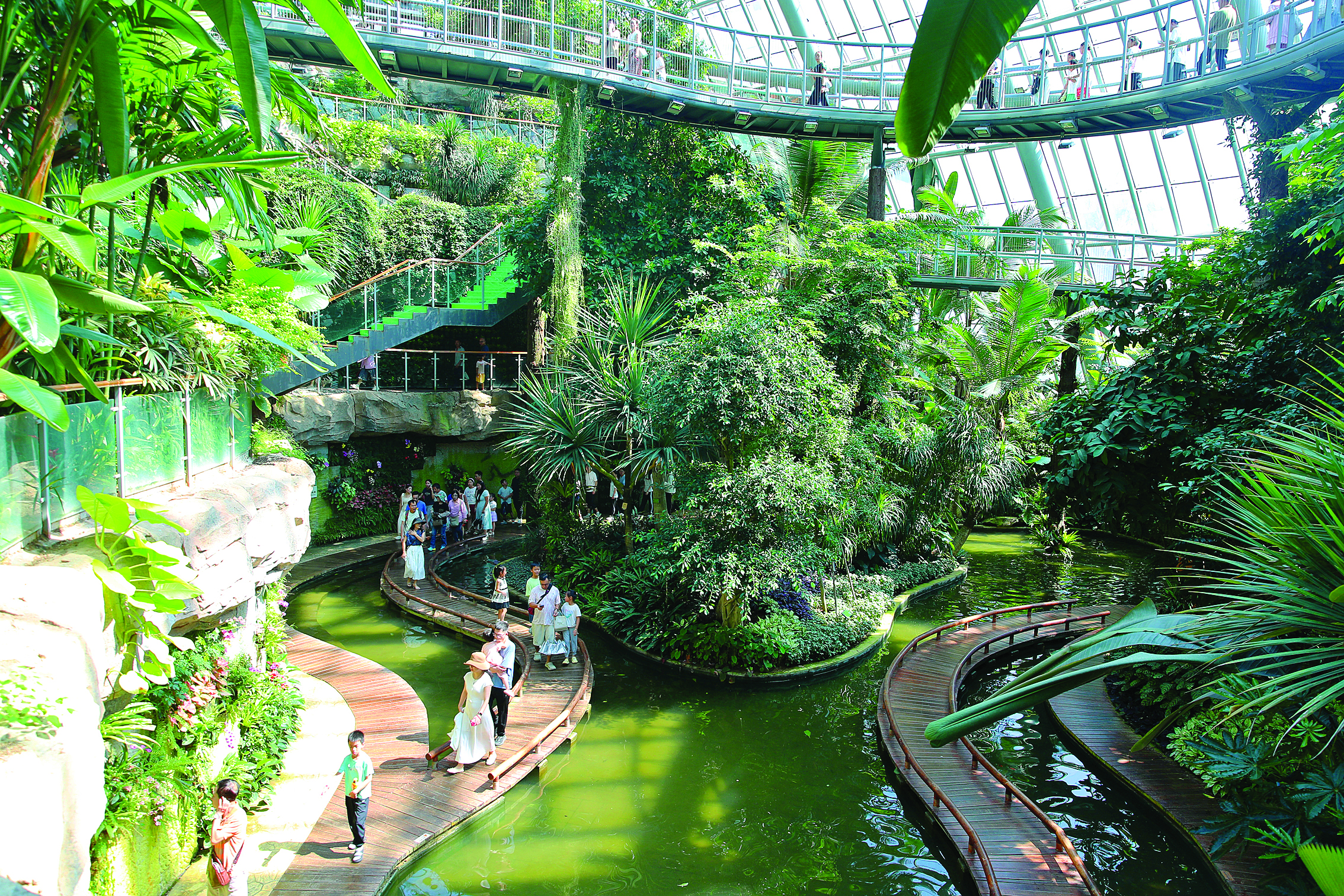     市民游客在惠州植物园游玩，乐享国庆假期。