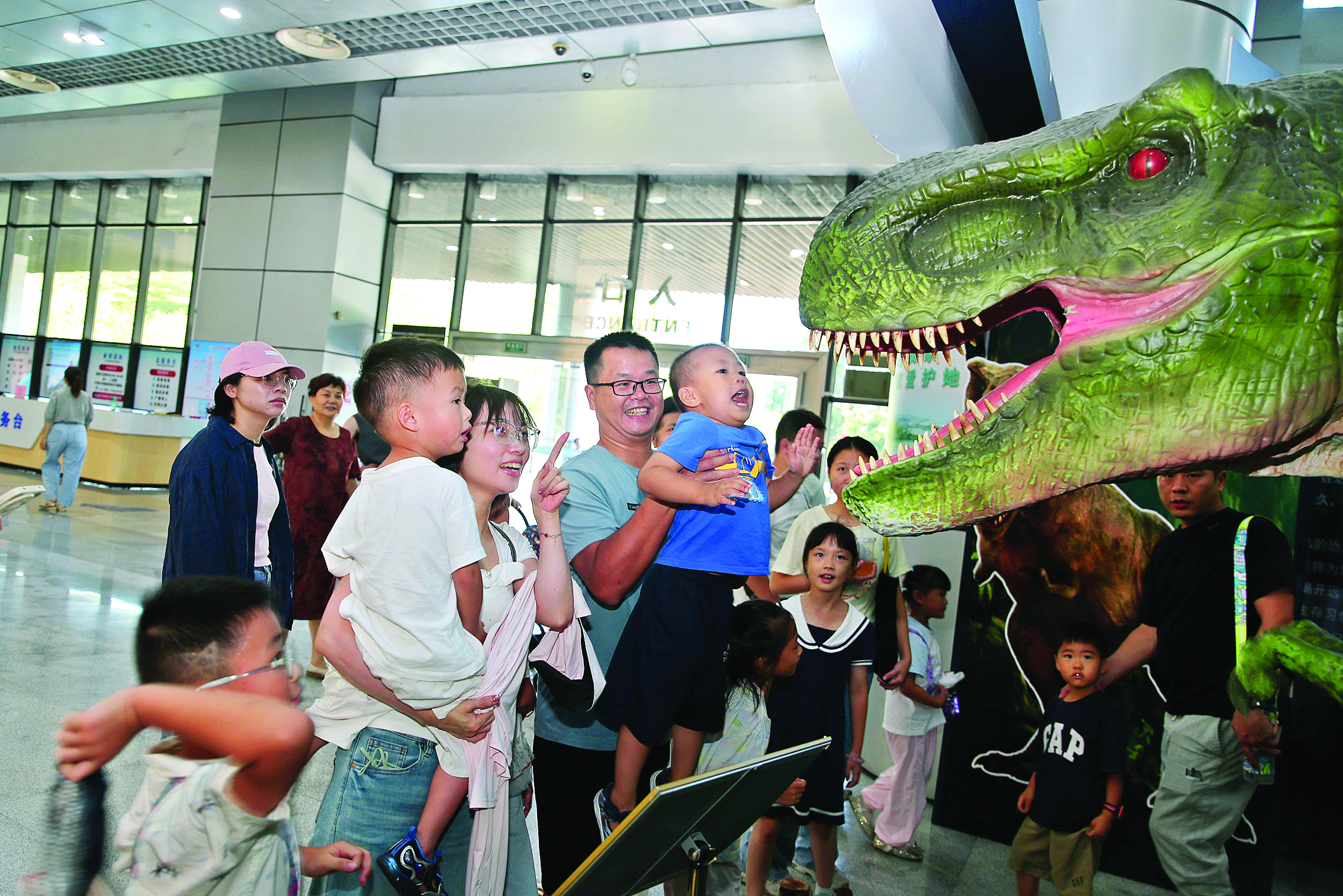     市民游客在惠州科技馆参观。 本组图片 惠州日报记者钟畅新 李松权 刘炜炜 摄