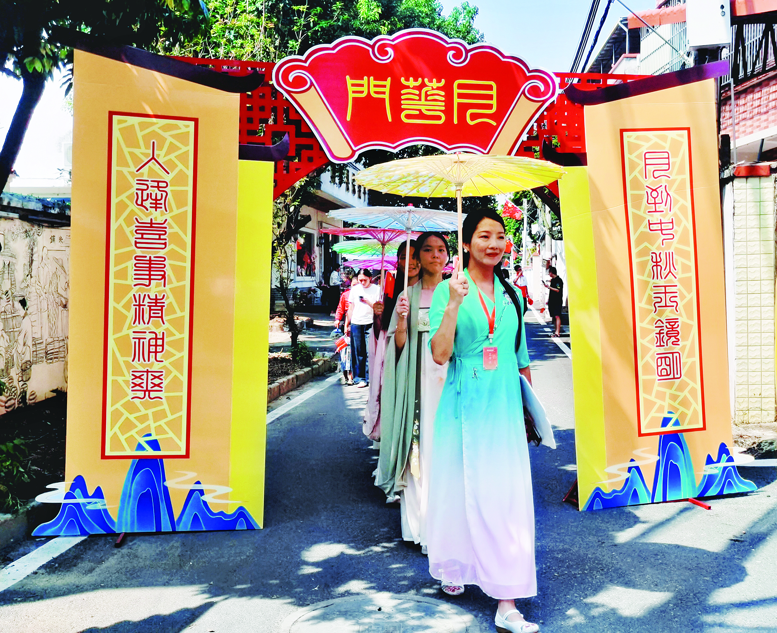     游客身着汉服参加古风巡游。