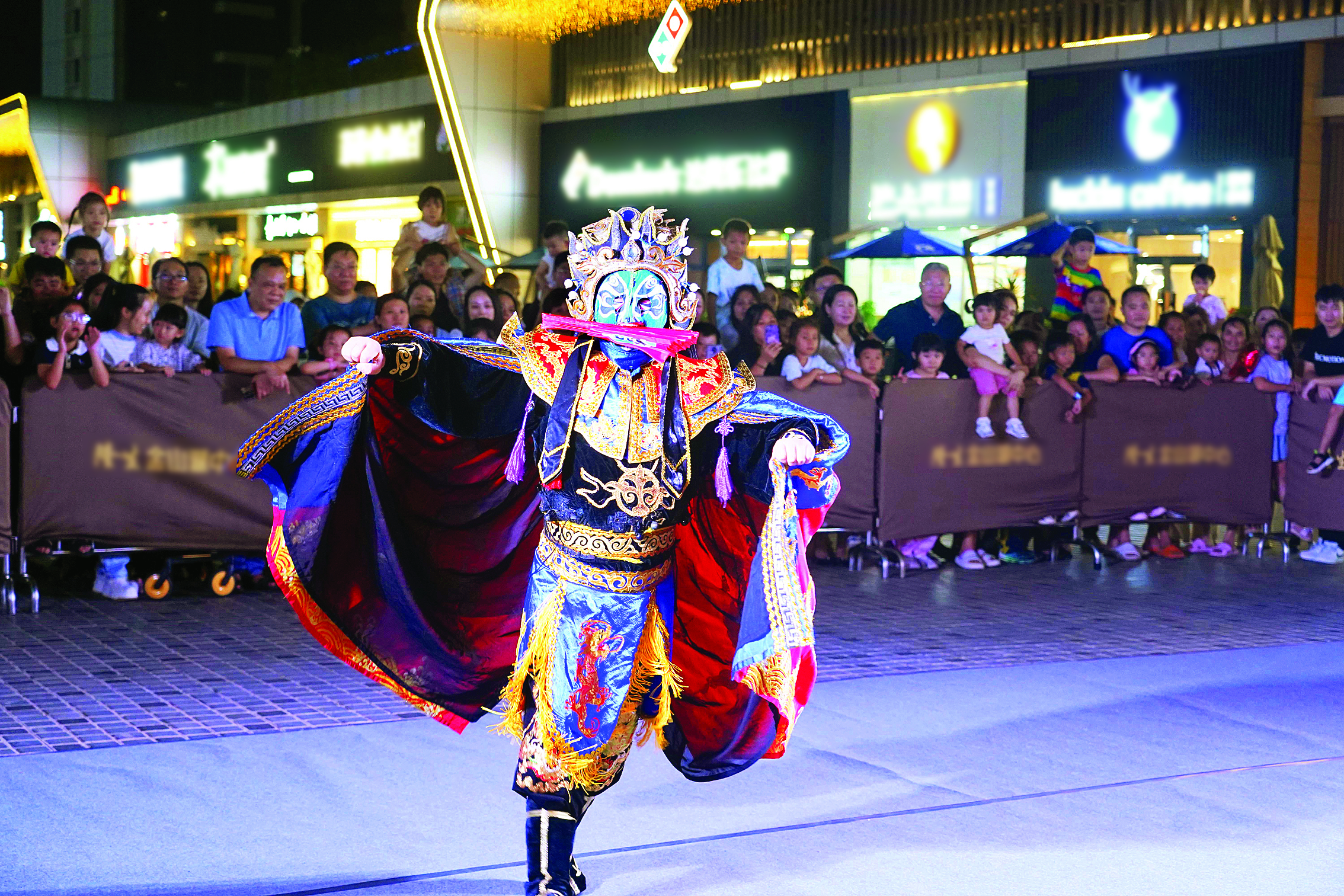     国庆假期，隆生金山湖中心举办川剧变脸等丰富多彩的活动。隆生金山湖中心供图