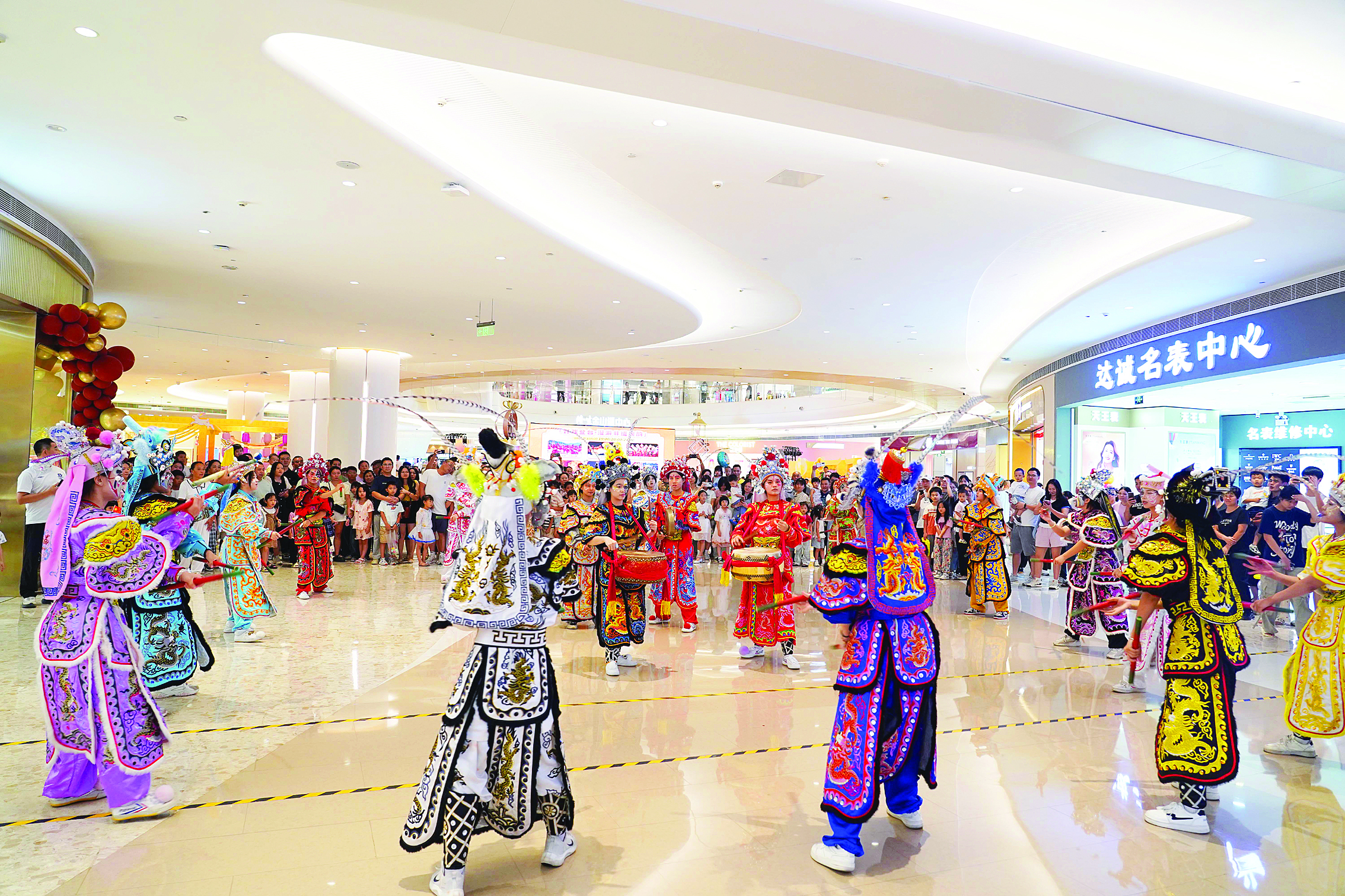     商场举办的英歌舞表演很受欢迎。    惠州日报记者李松权 刘炜炜 摄