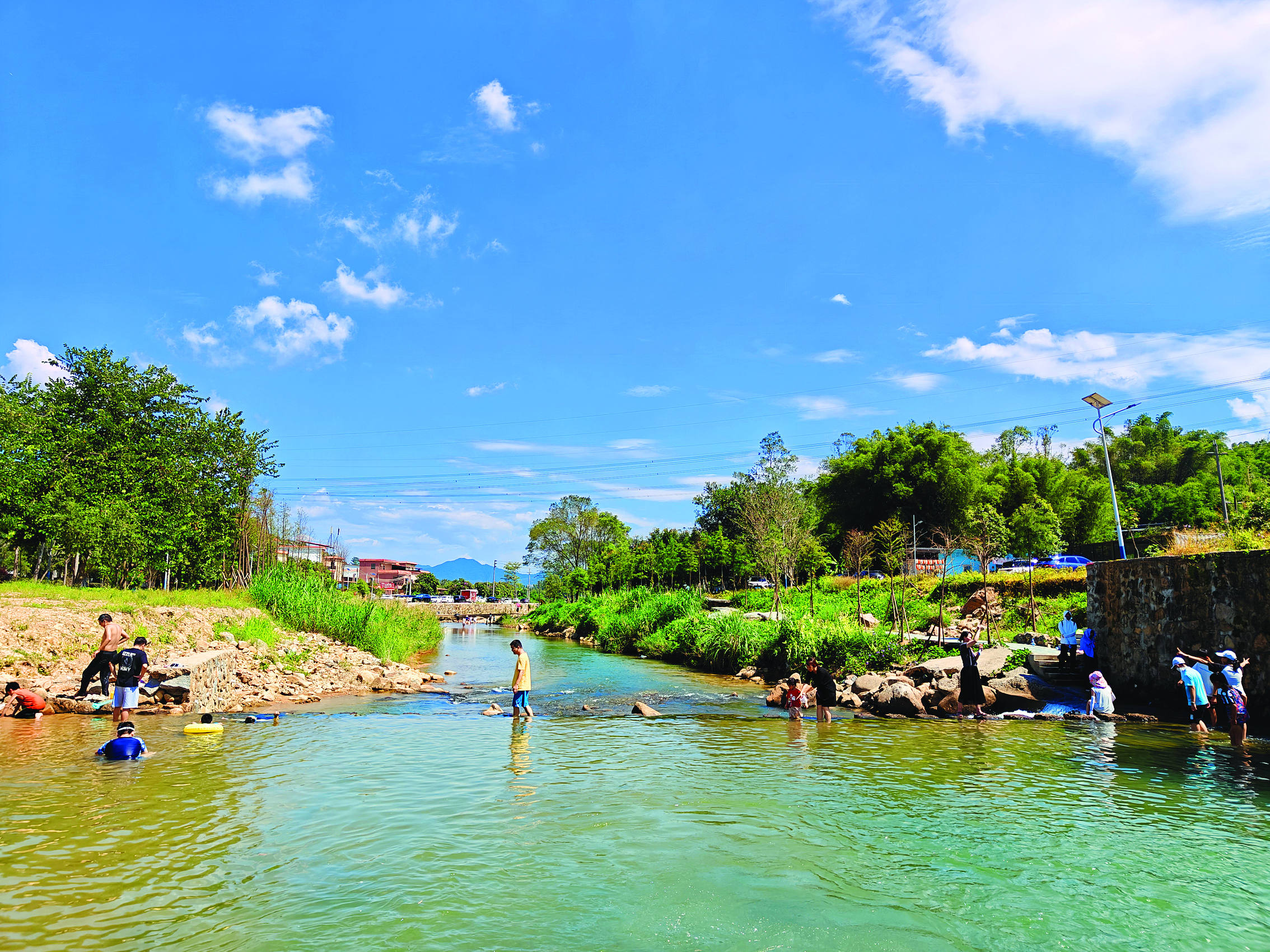     假期里，不少游客带着孩子到低冚村体验乡村生活，感受自然气息。